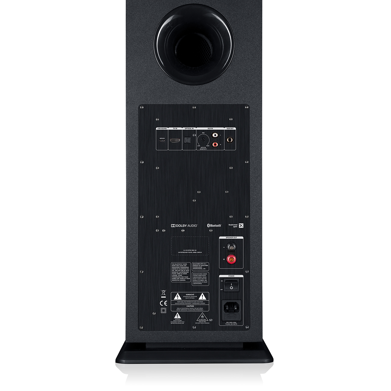 Schwarzer Lautsprecher mit Anschlüssen und Bedienelementen auf der Rückseite. Enthält Dolby Audio und Bluetooth Logos.