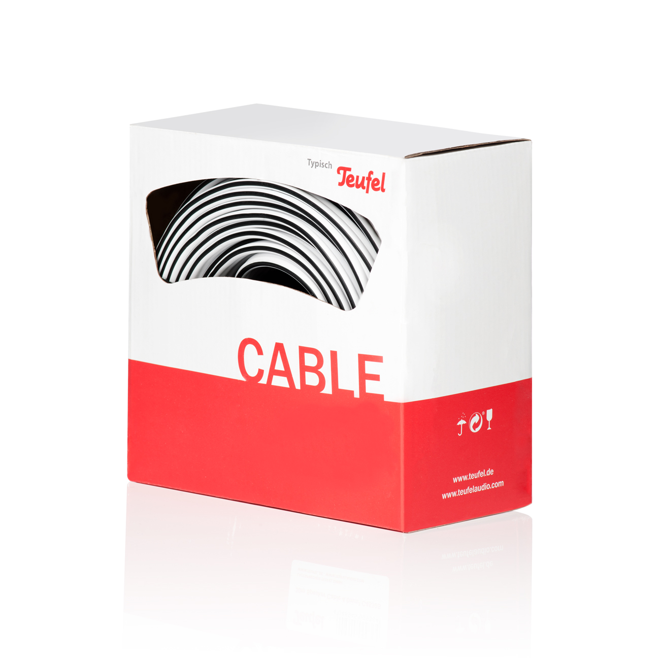 Weißer Karton mit roter Basis, Text 'CABLE' und ein Blick auf schwarz-weiße Kabelrollen.
