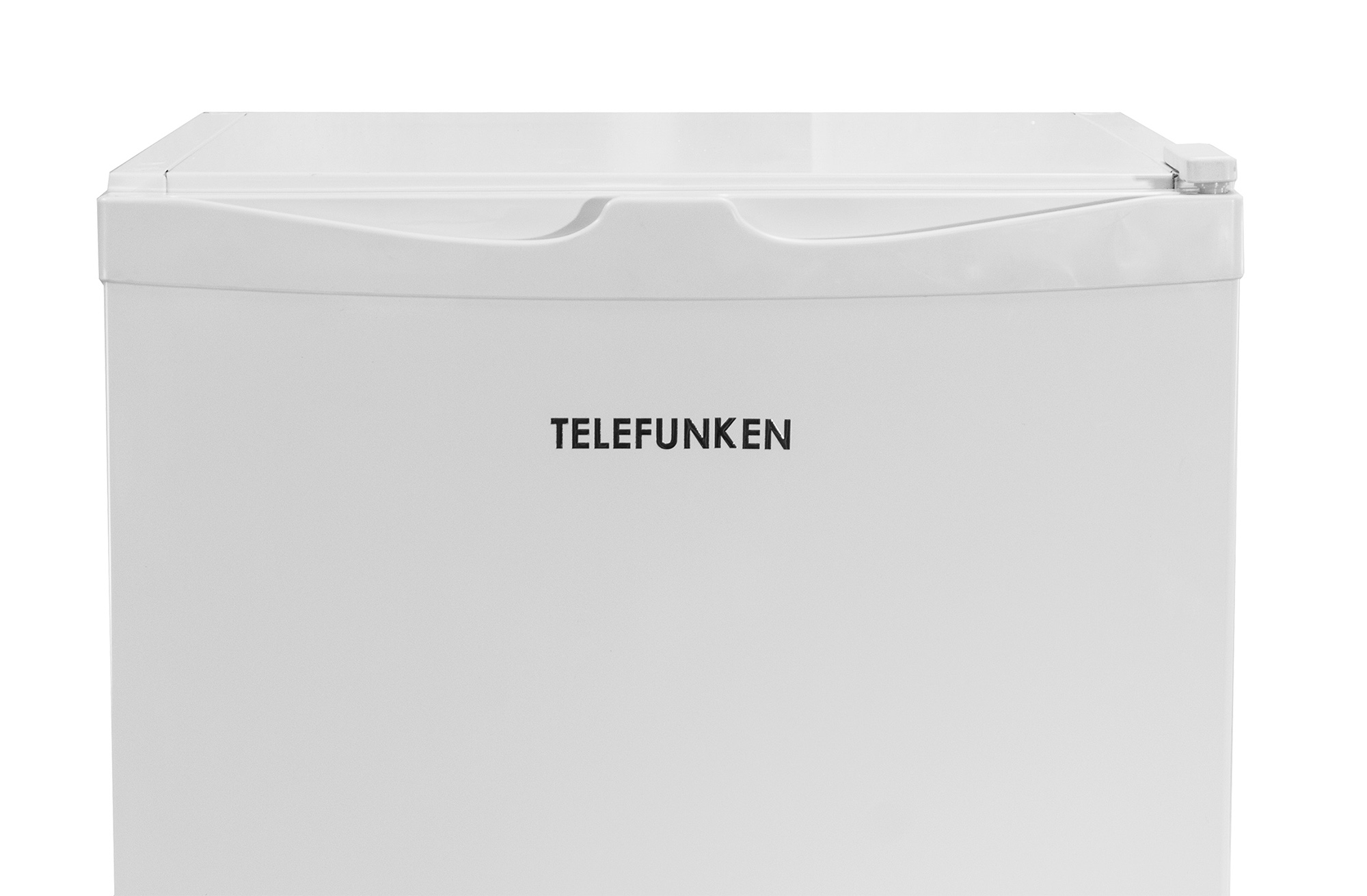 Weißer Telefunken-Kühlschrank mit Markennamen oben auf dem Kühlschrank.