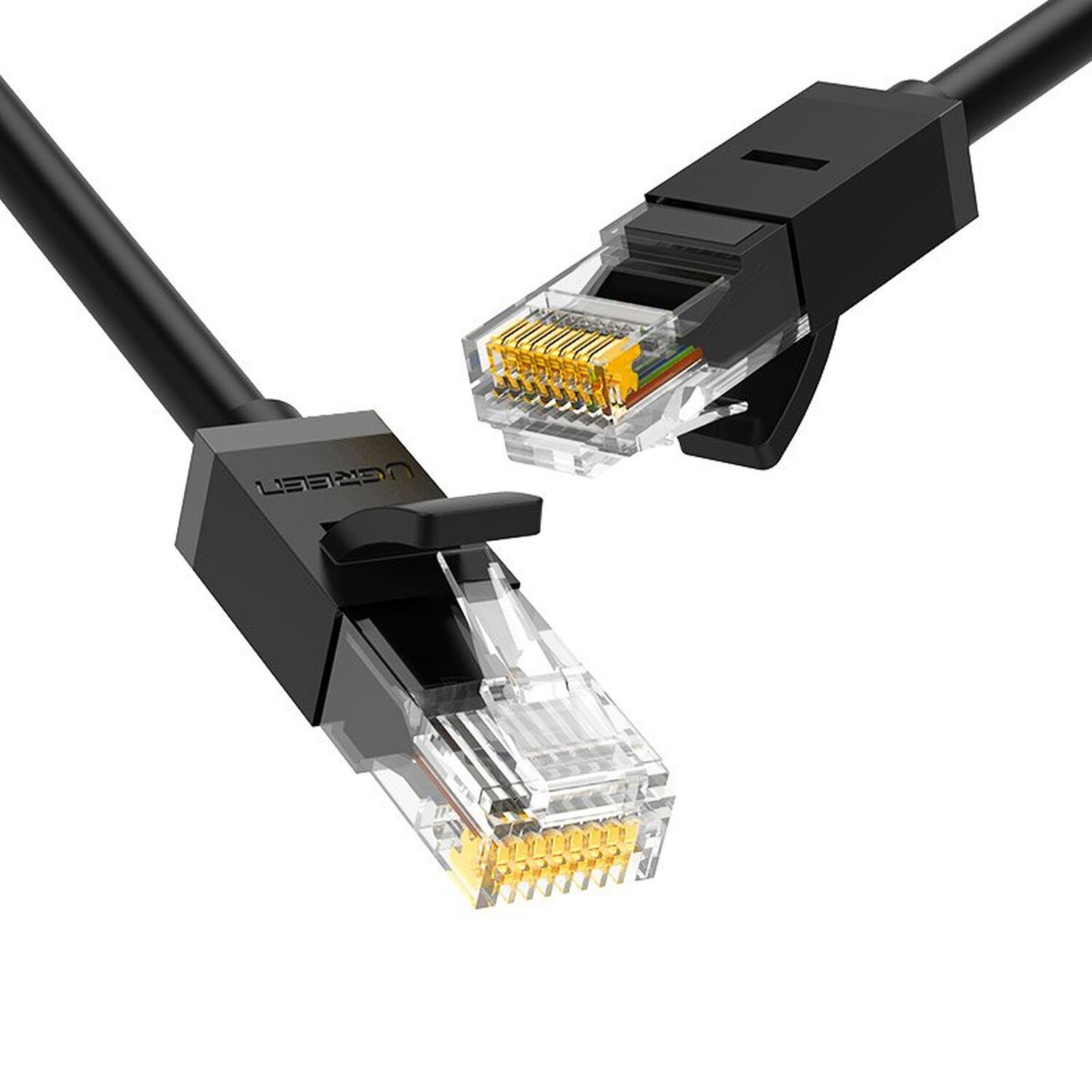 Zwei schwarze Netzwerkkabel mit transparenten Steckern und Goldkontakten. Weißer Hintergrund.