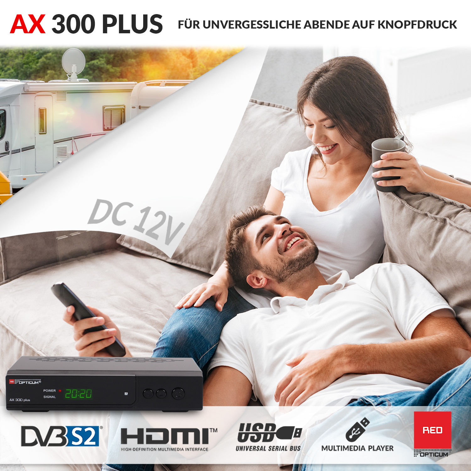 Ein Paar auf dem Sofa schaut fern. Unten steht ein schwarzer Receiver, im Hintergrund ein Wohnmobil.