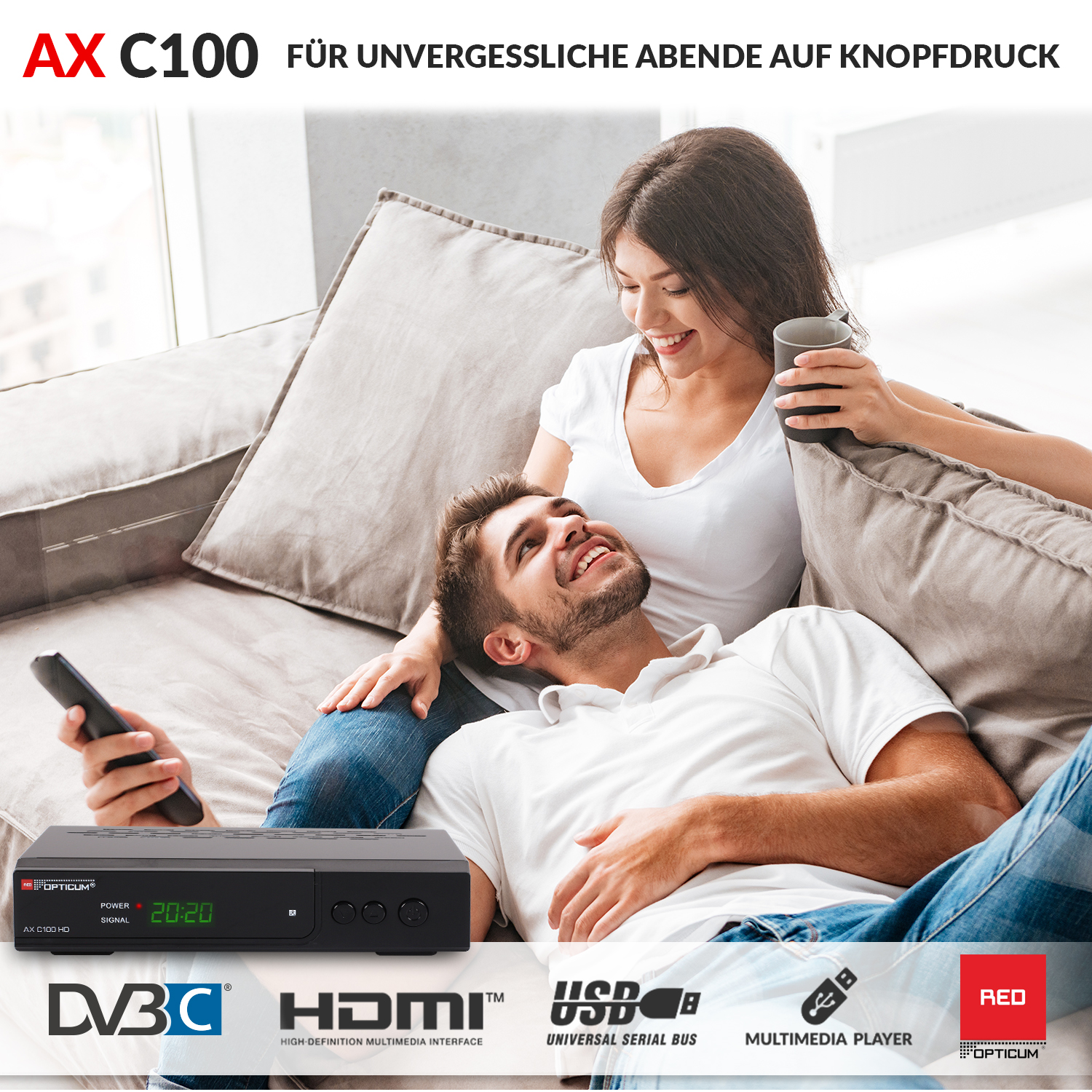 Ein Paar auf einem Sofa betrachtet einen Multimedia-Player. Es gibt einen Fernseher und Text oben.