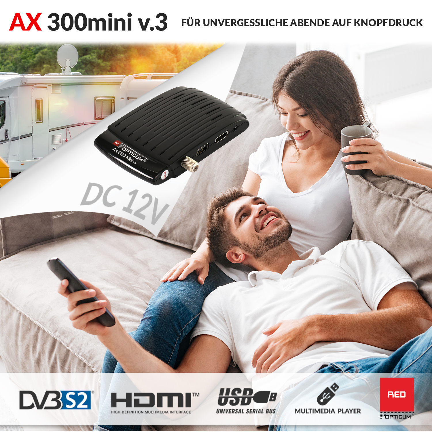 Ein Paar auf einem Sofa mit einer TV-Box und Fernbedienung. Im Hintergrund ein Wohnwagen, Text und Logos.