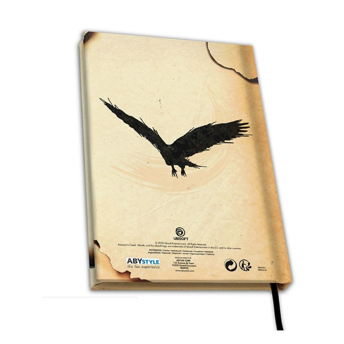 Notizbuch mit stilisiertem Rabe auf dem Umschlag. Schwarzer Rabe, gealterte Papierstruktur, ABYSTYLE- und Ubisoft-Logos.