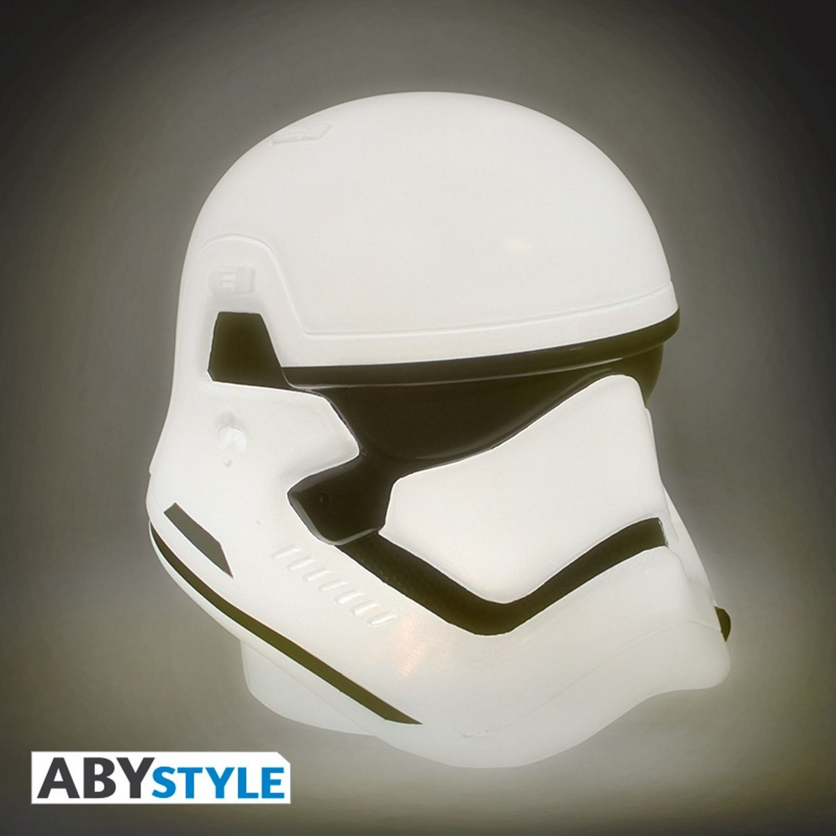 Weißer Stormtrooper-Helm, schräge Ansicht. Schwarze Akzente auf dem Gesicht. Im Studio aufgenommen.