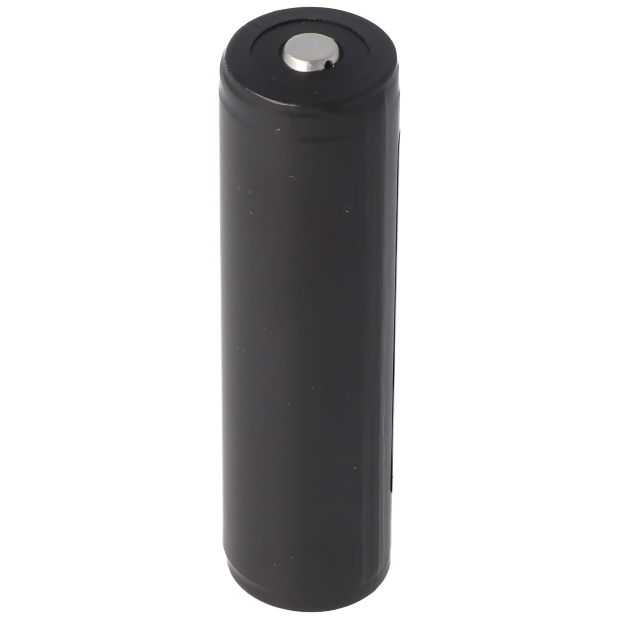 Eine schwarze zylindrische Batterie mit silberner Oberseite. Sie steht aufrecht vor weißem Hintergrund.