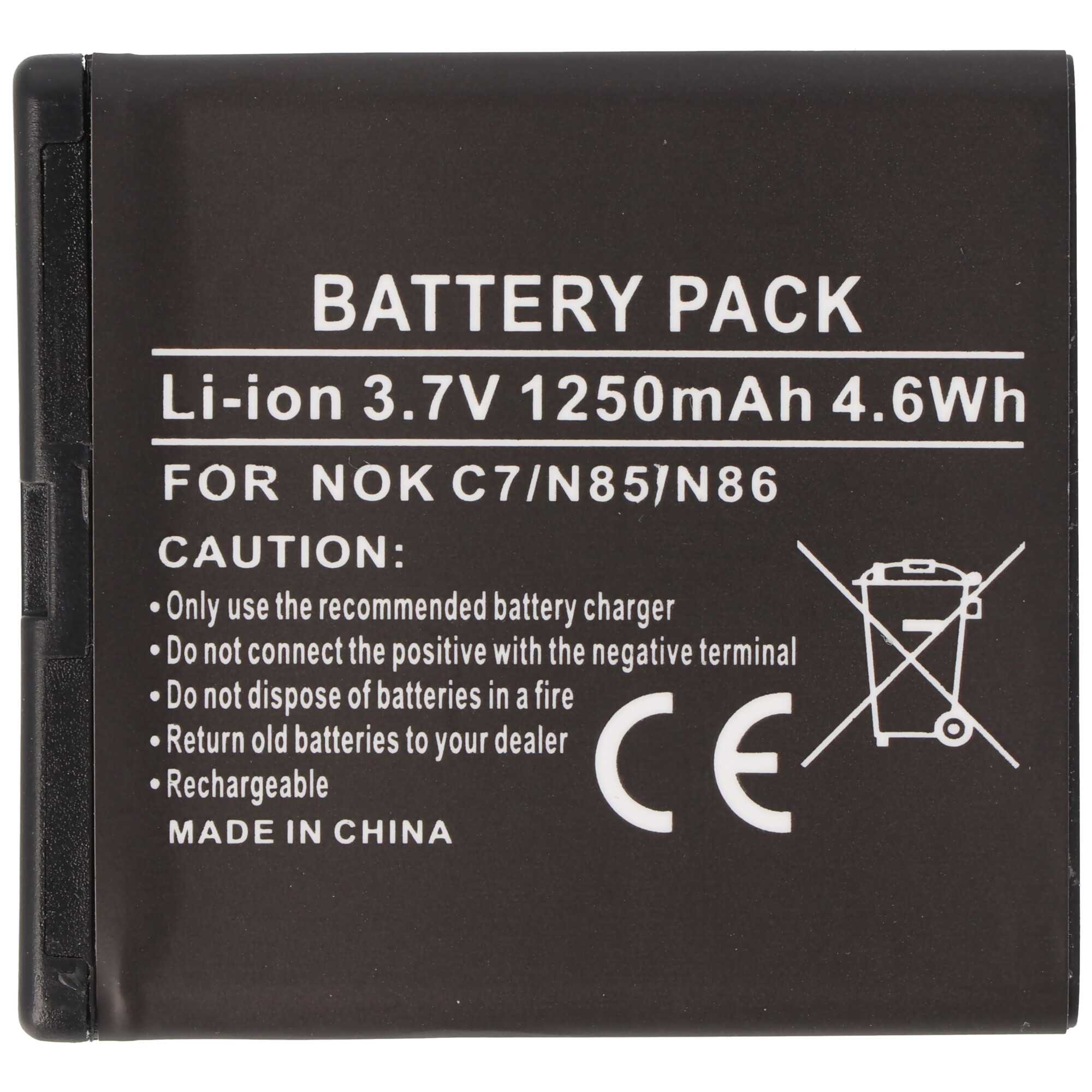 Ein schwarzes, rechteckiges Akku-Pack mit weißem Text und einem Recycling-Symbol.
