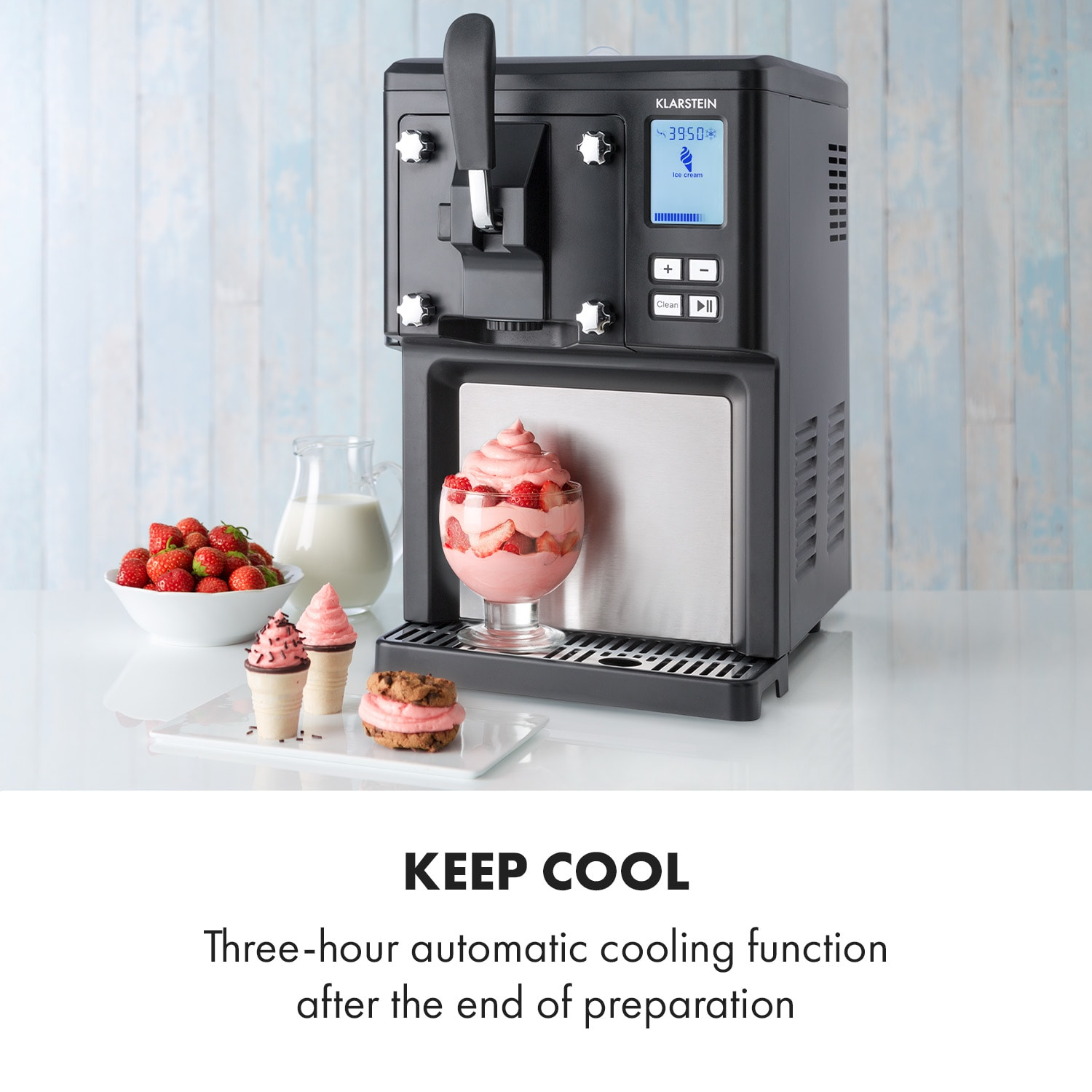 Schwarze Eismaschine mit Eis und Erdbeeren. Text: Keep Cool. Weißer Hintergrund.