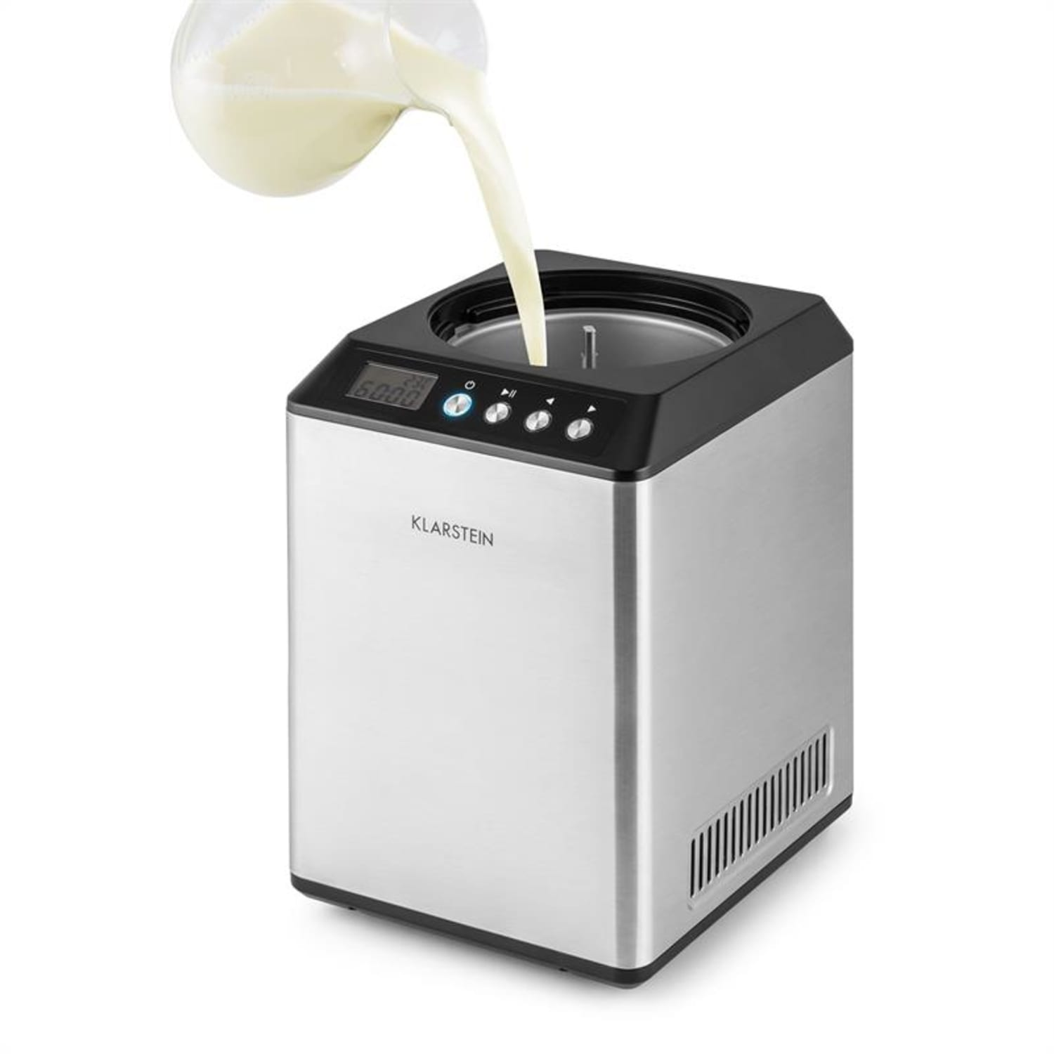 Eine silberne und schwarze Eismaschine. Weiße Flüssigkeit wird in die Maschine gegossen.