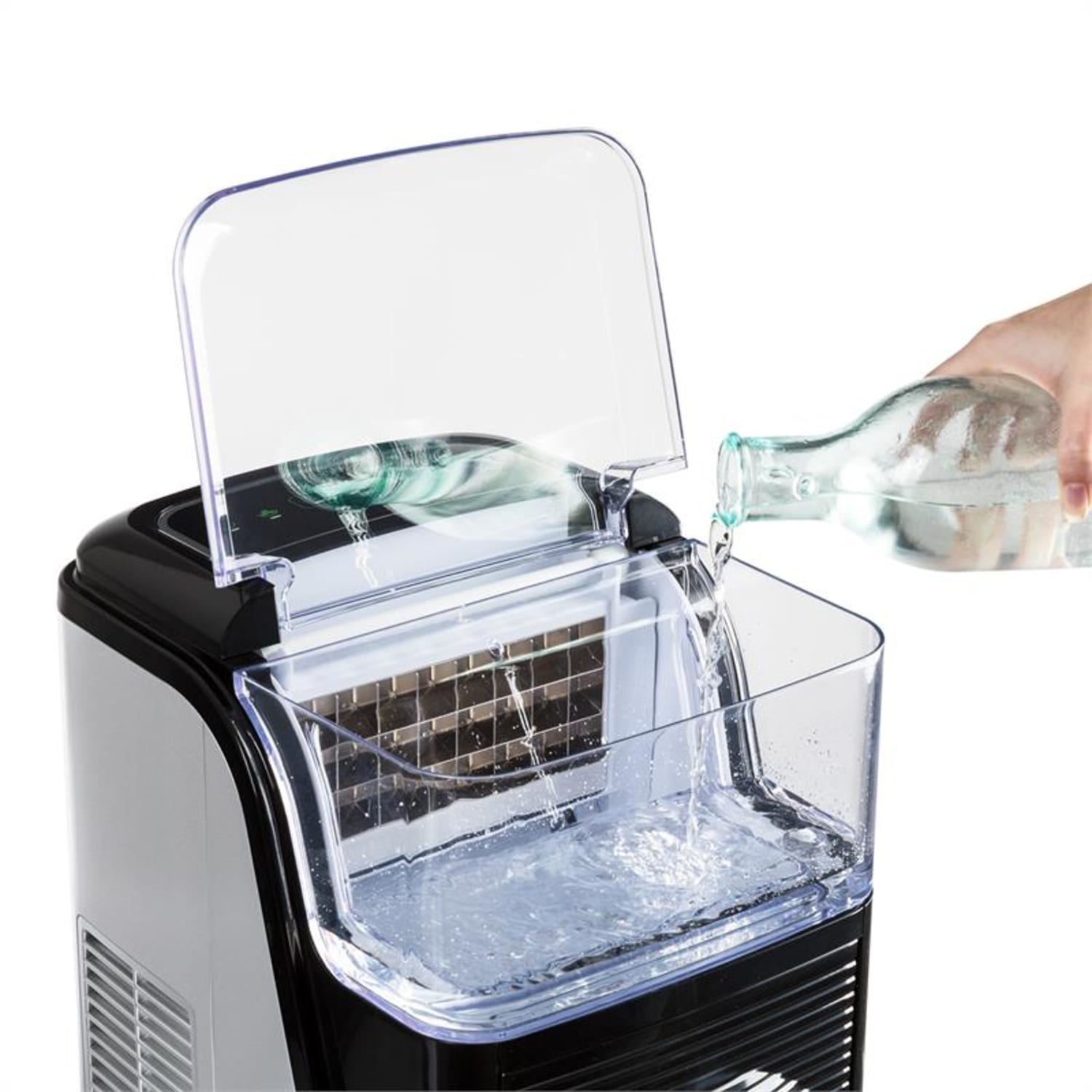 Una macchina per il ghiaccio con acqua versata da una bottiglia.