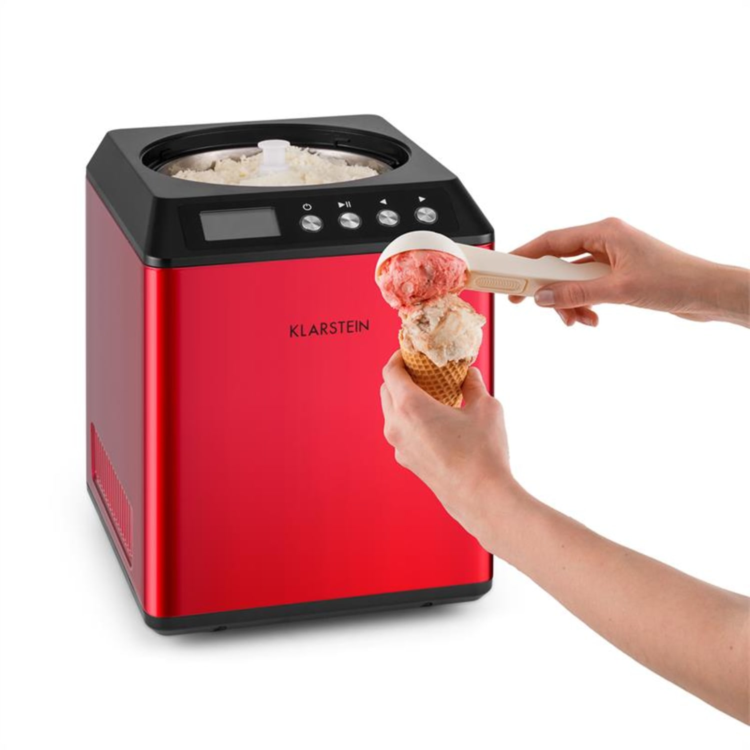 Una gelatiera rossa con una persona che mette il gelato in un cono.