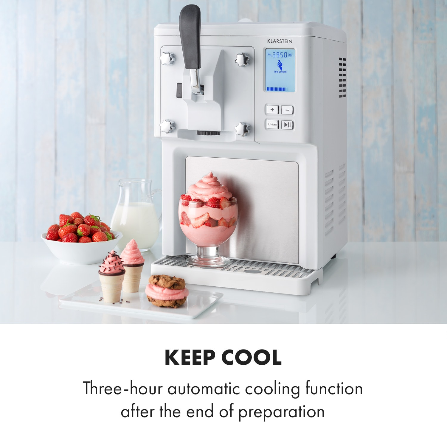 Eine weiße Eismaschine mit Erdbeer-Toppings, Waffeln und dem Text 'KEEP COOL'.