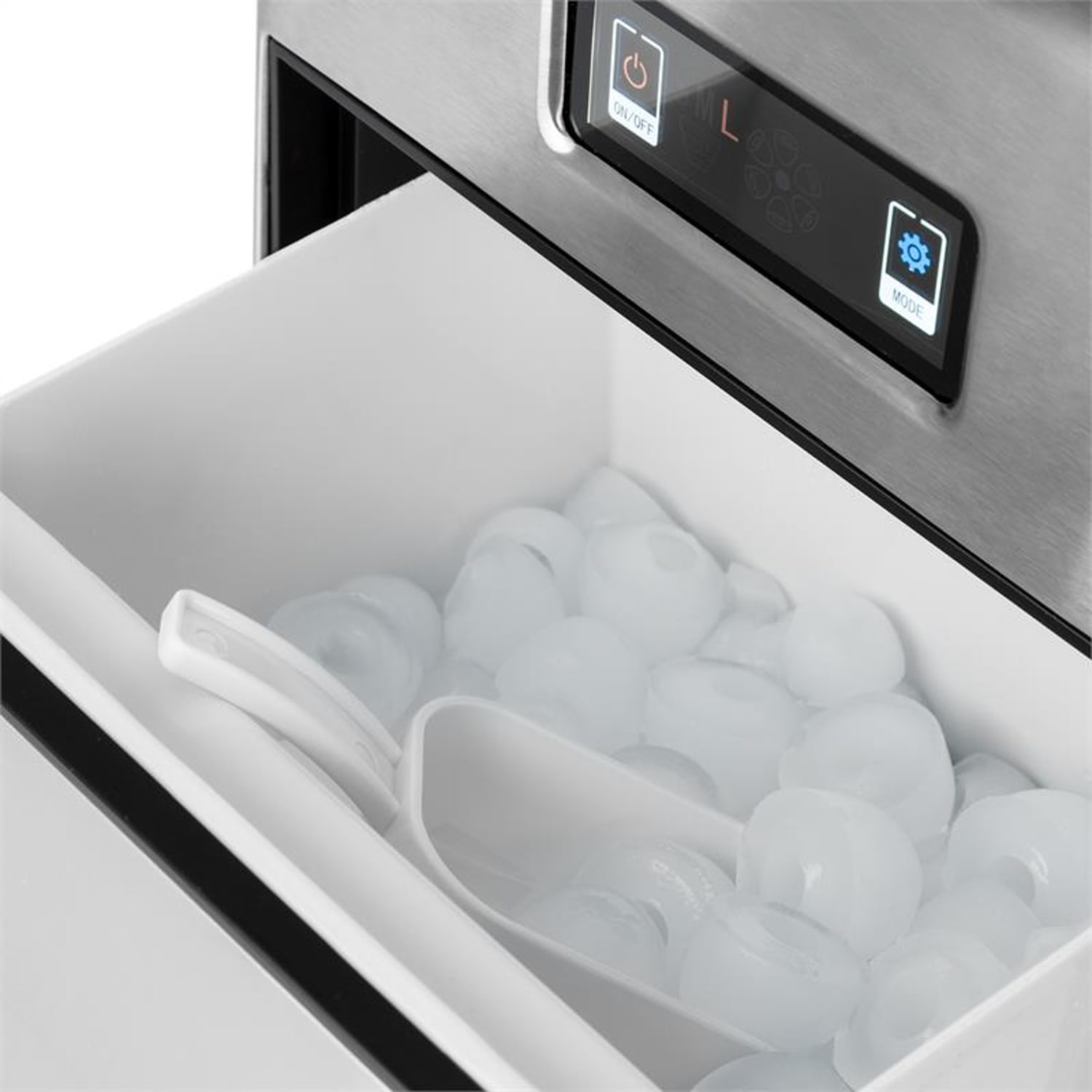 Eisbereiter-Schublade mit Eiswürfeln gefüllt. Weißer Löffel. Edelstahl außen.