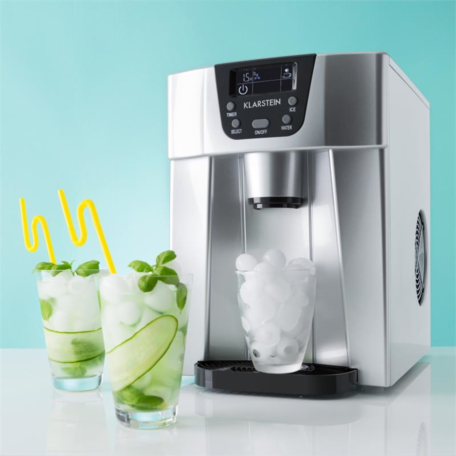 Eismaschine, zwei Cocktails mit Gurkenscheiben und Basilikum.