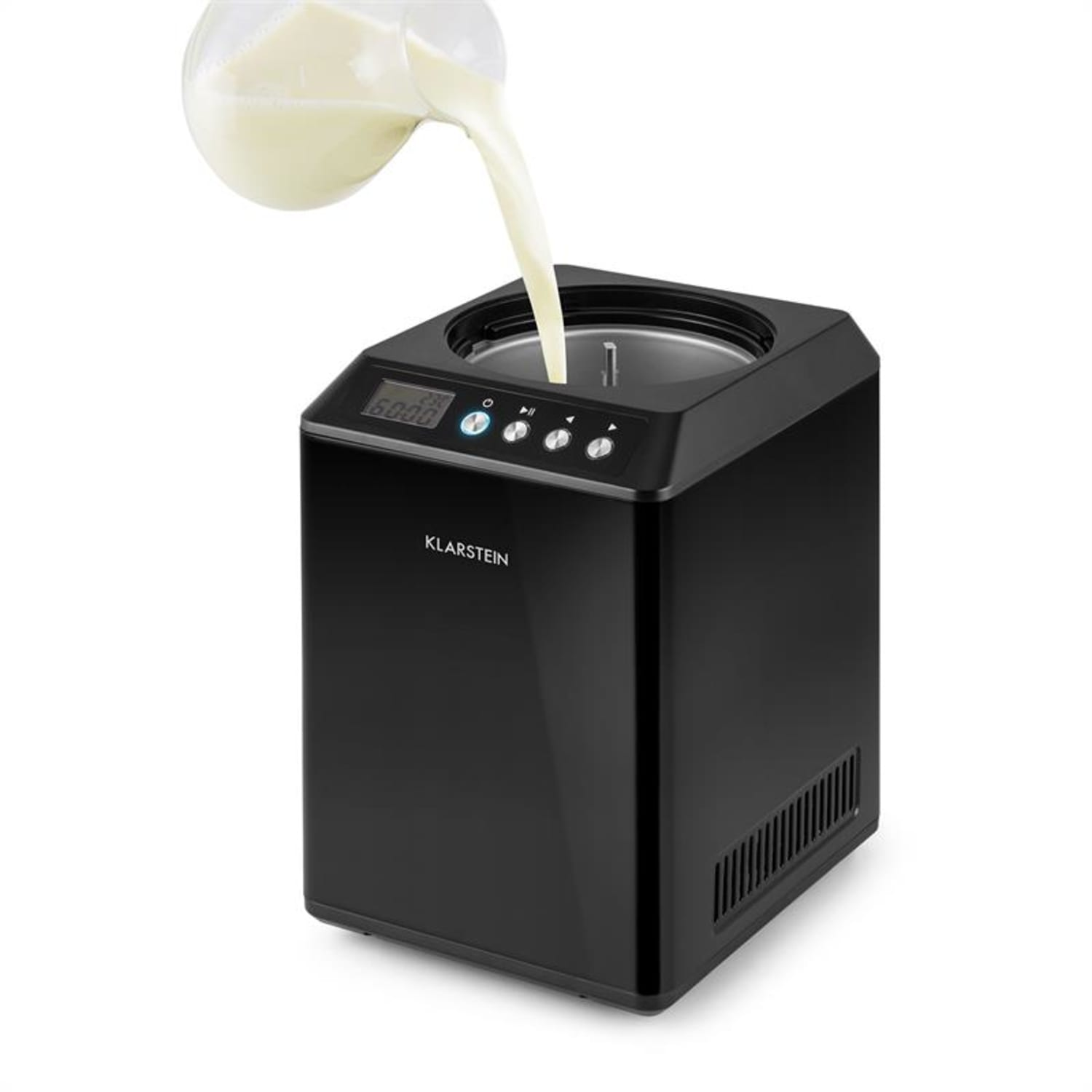 Schwarze Eismaschine, Milch wird hineingegossen, Digitalanzeige und Bedienknöpfe.