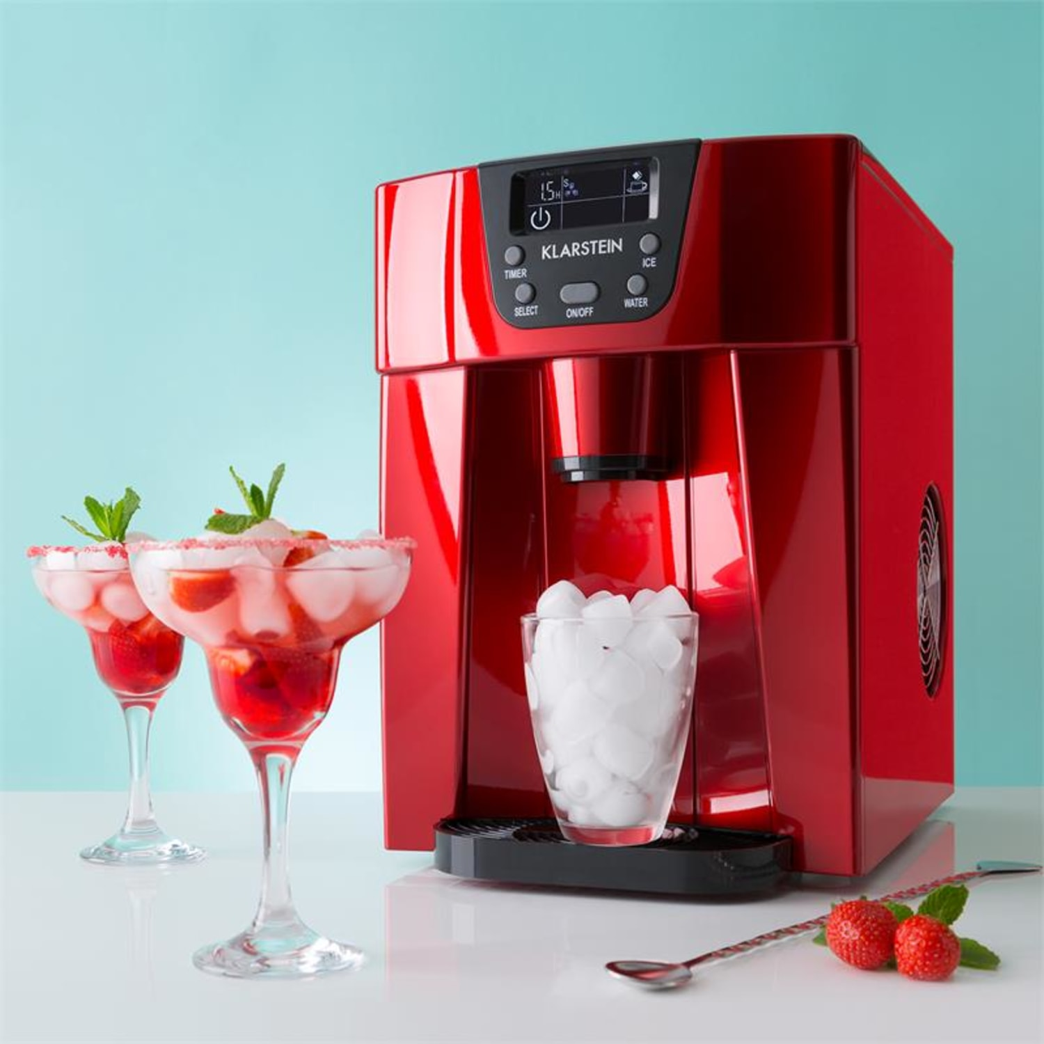 Roter Eisbereiter mit einem Glas Eis und zwei Erdbeer-Cocktails. Minzblätter sind auf den Cocktails.