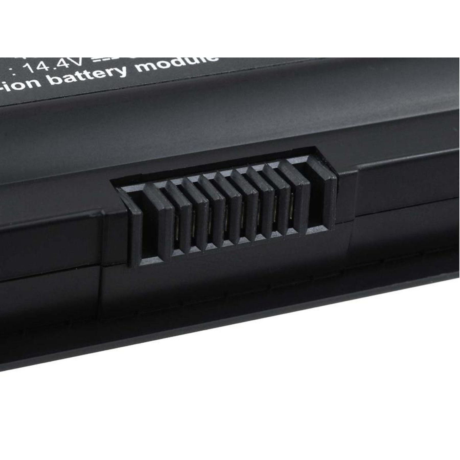 Primer plano del conector de batería negro de un portátil con múltiples ranuras.