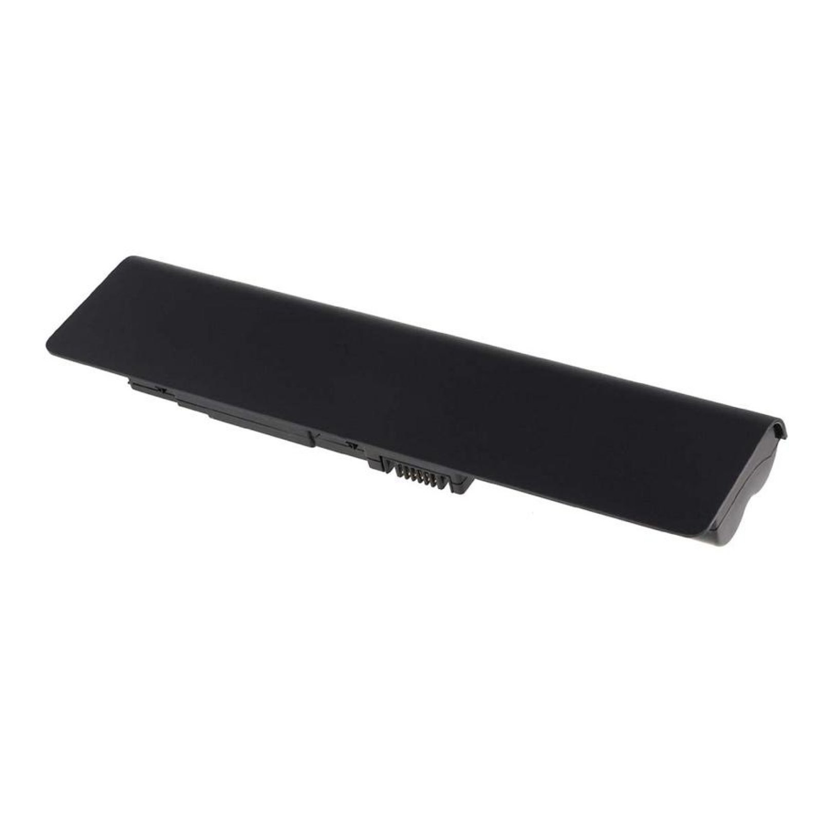 Una batería negra de portátil sobre una superficie blanca. La batería es rectangular y larga, con un conector lateral.