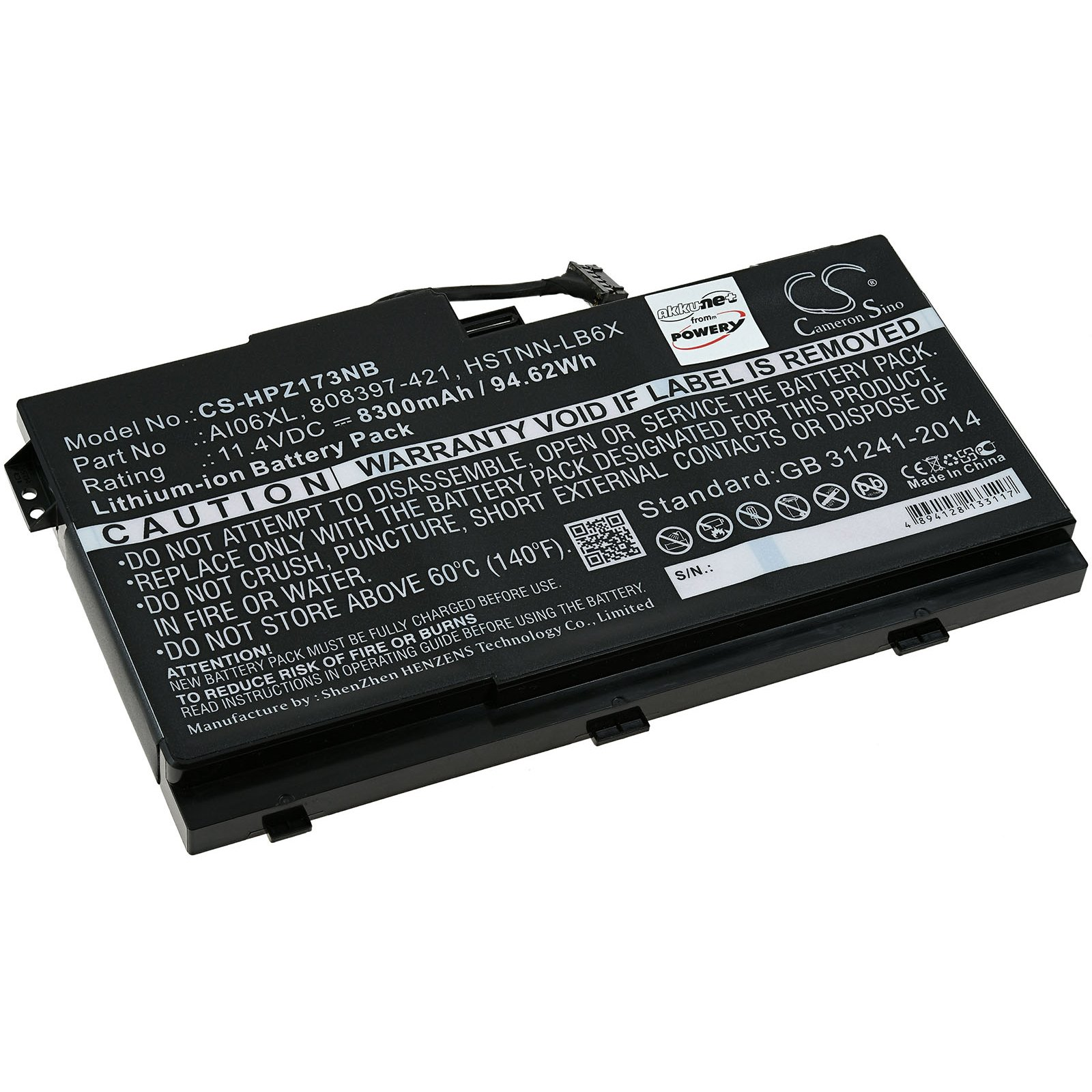 Batería de portátil con etiquetas negras y un cable. Está sobre un fondo blanco. La batería tiene una etiqueta de advertencia.