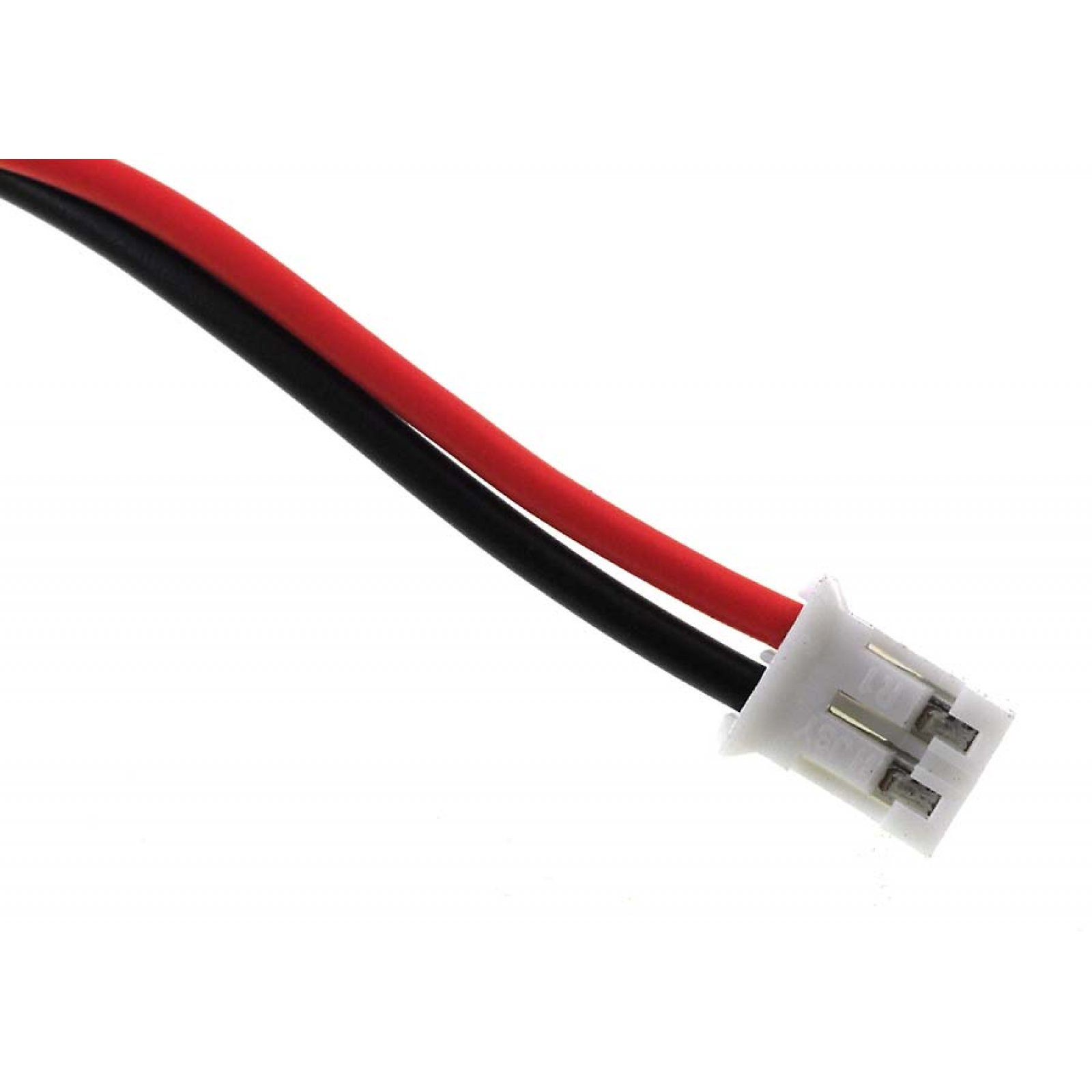 Primer plano de cables rojo y negro con un conector blanco.