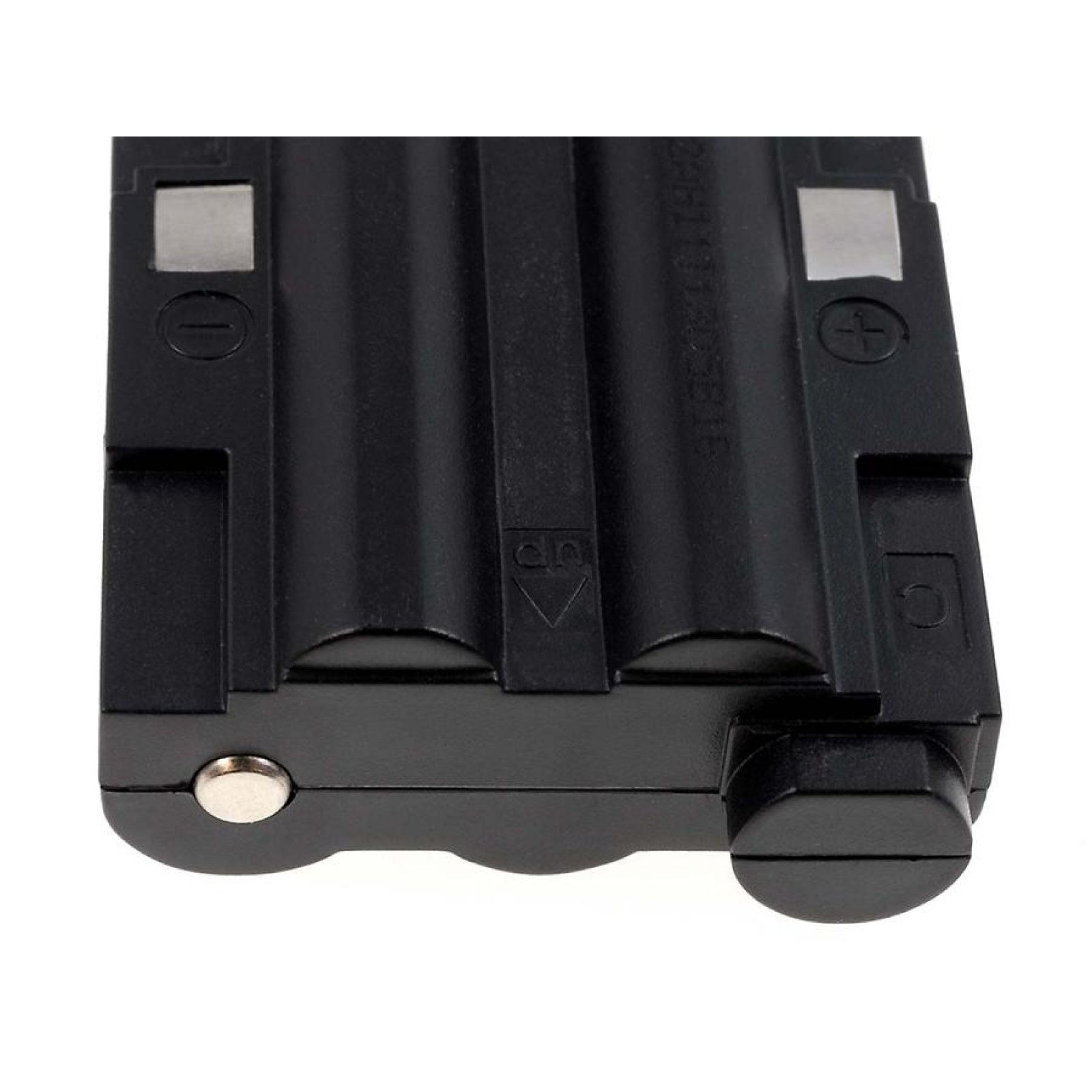 Primer plano de un paquete de baterías negro. Tiene dos baterías y un conector. El paquete está sobre un fondo blanco.