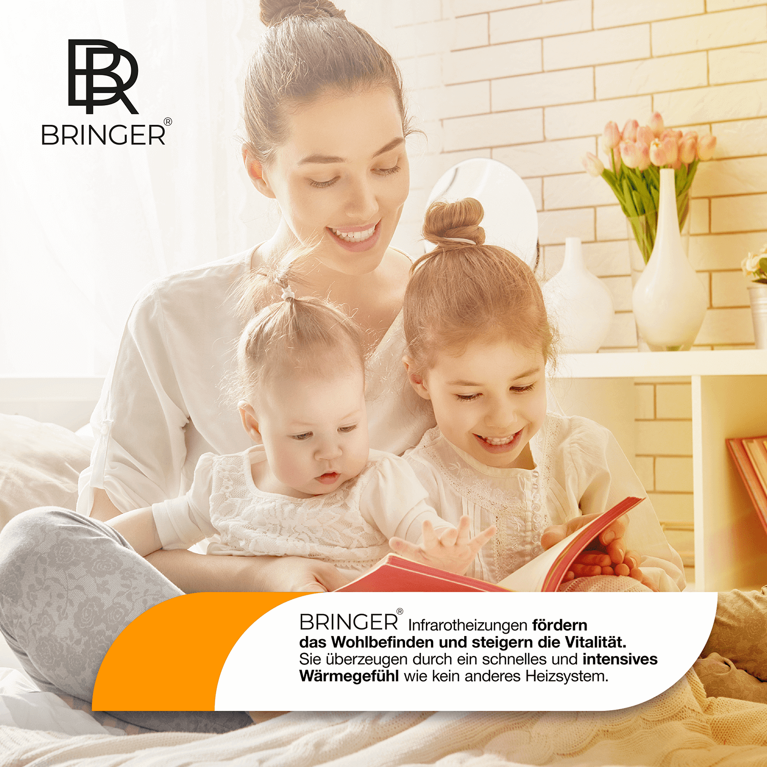 Eine Mutter und zwei Kinder lesen ein Buch und lächeln.