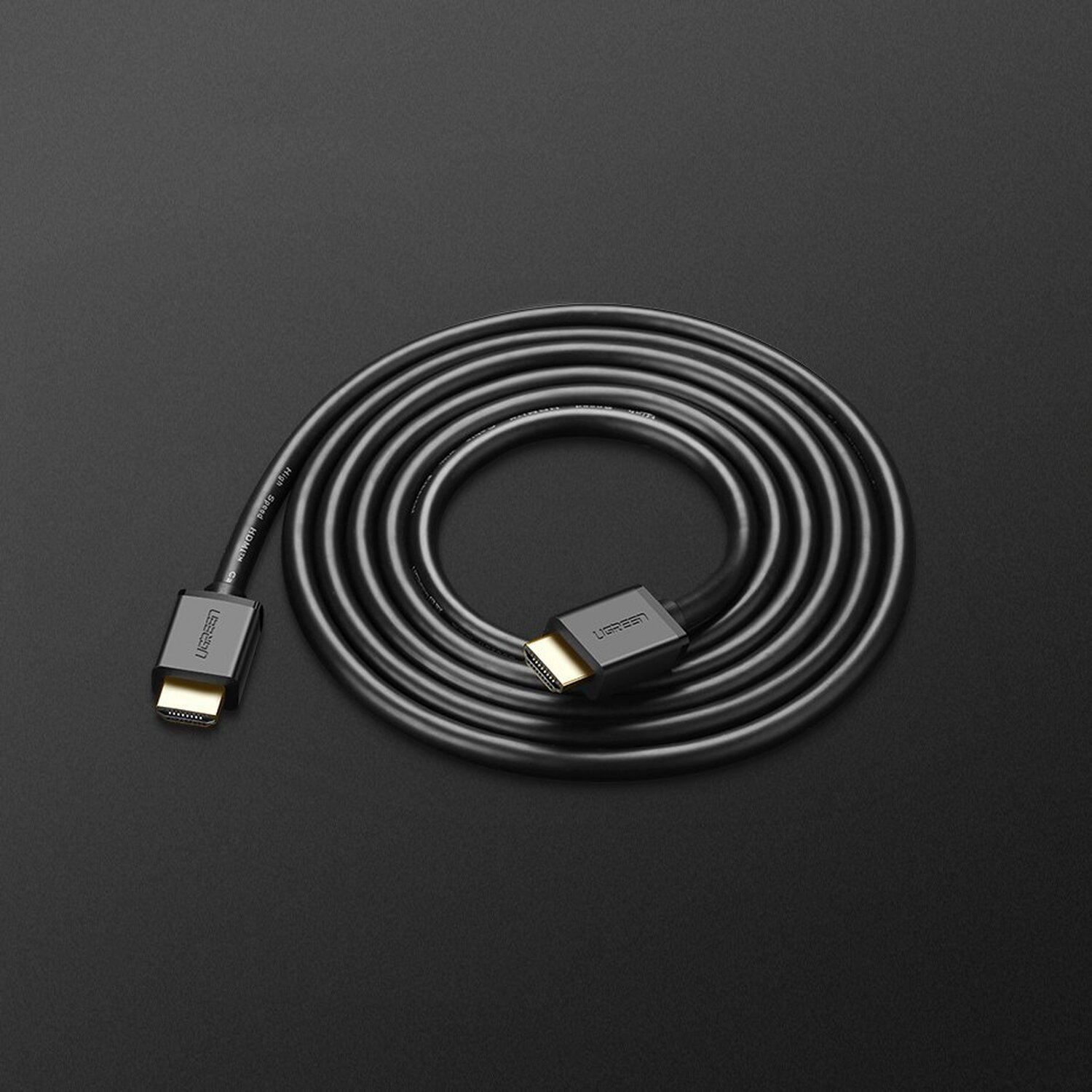 Schwarz gewickeltes HDMI-Kabel. Anschlüsse an beiden Enden, mit Markennamen.