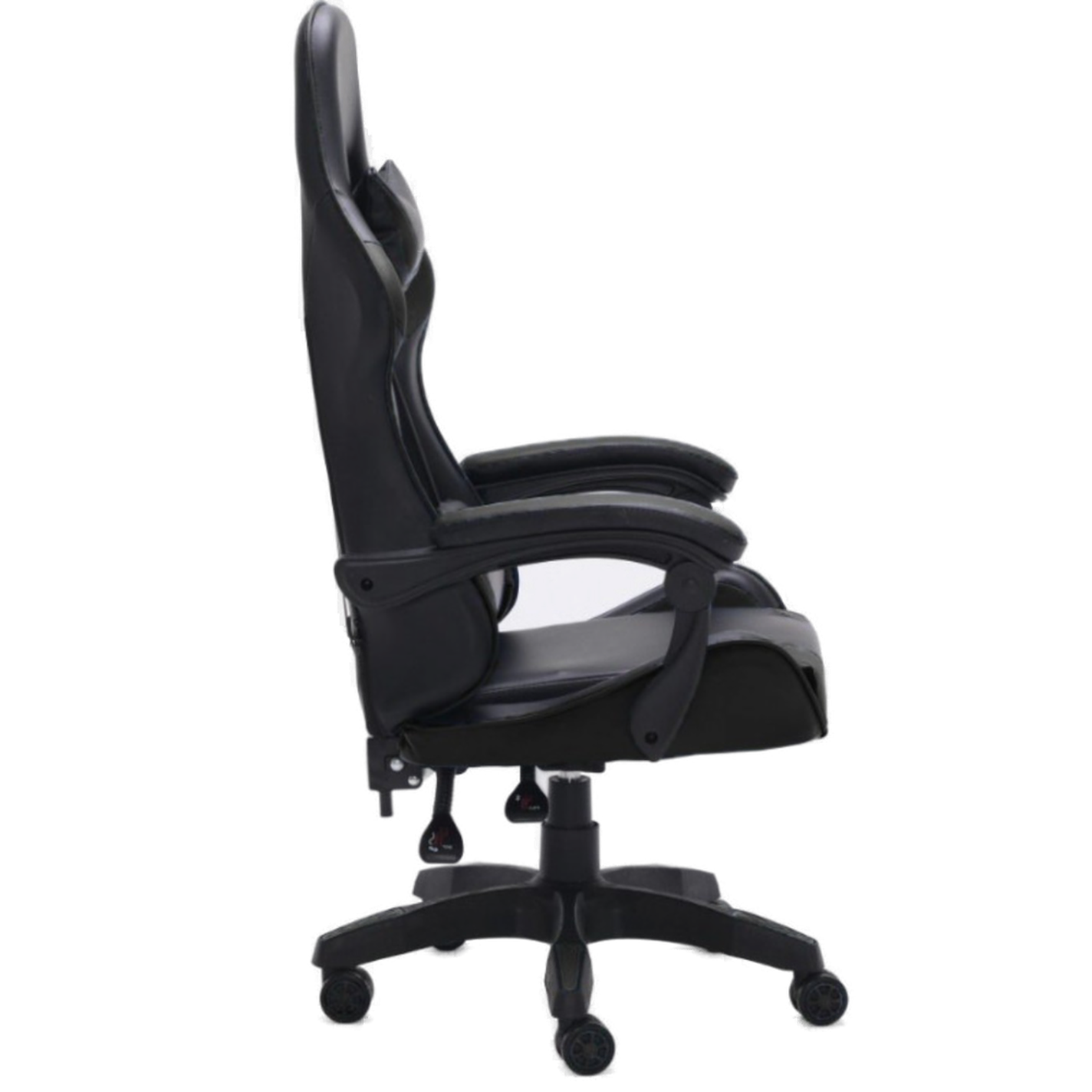 Czarny fotel gamingowy z profilu. Czarna podstawa i kółka. Czarne tło.