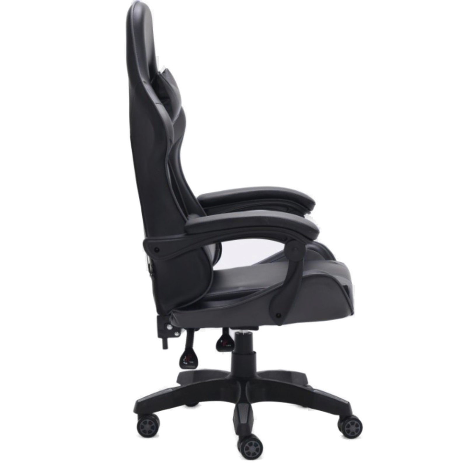 Czarny fotel gamingowy na kółkach. Jest na czarnym tle. Krzesło jest w profilu.