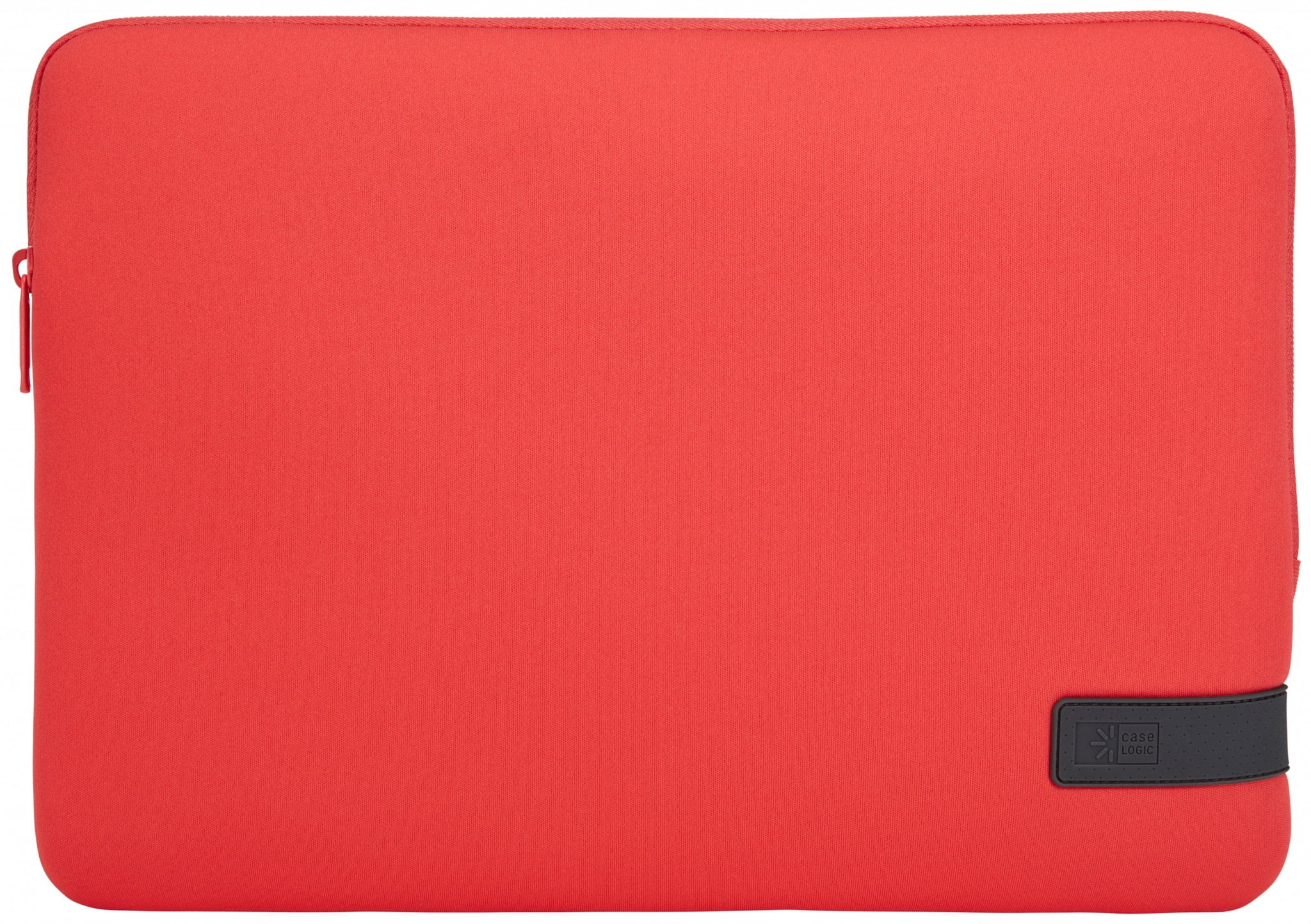 Una funda roja para portátil con cremallera y una etiqueta negra de Case Logic sobre fondo blanco.