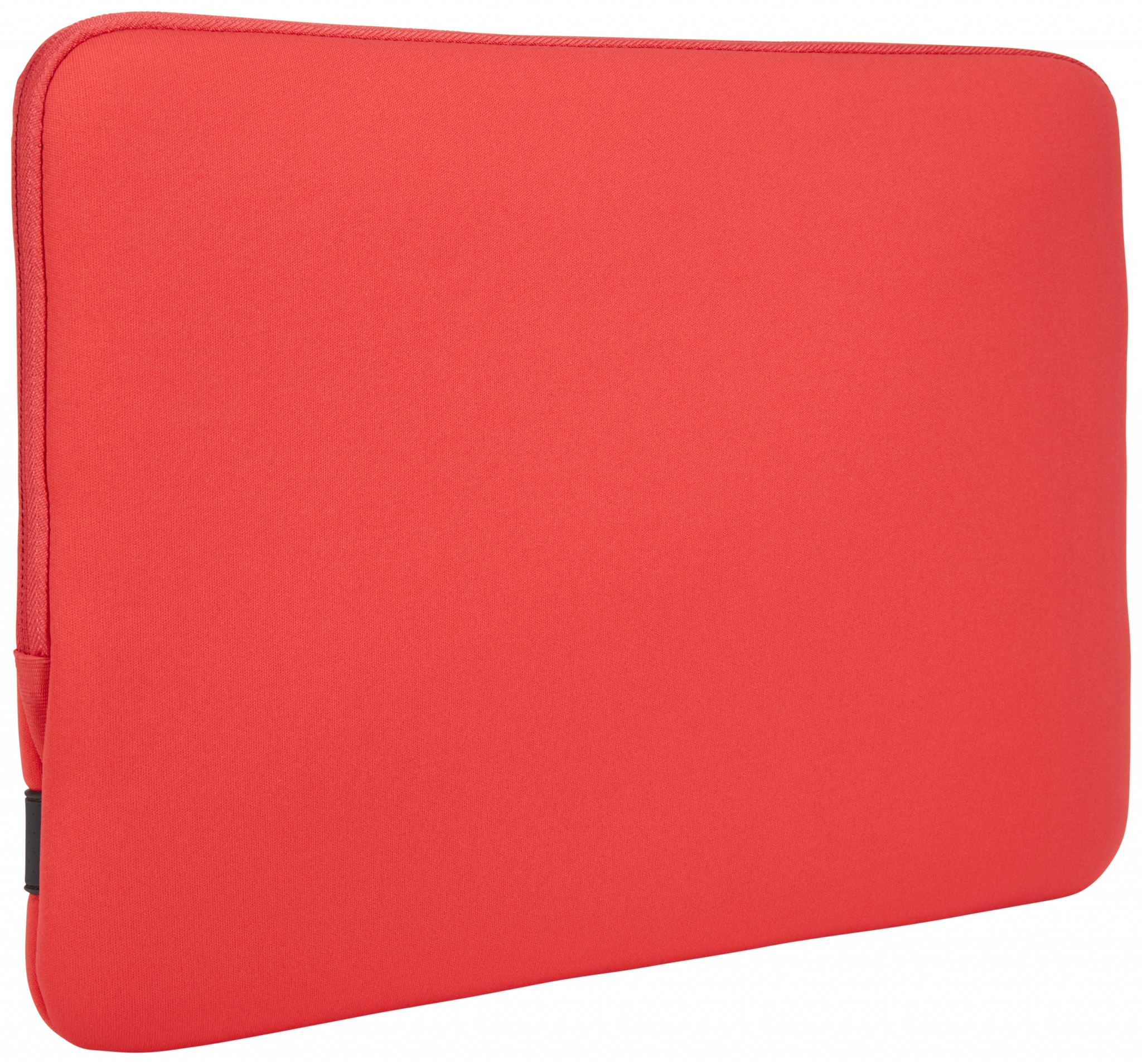 Una funda roja y rectangular para un portátil. La funda está cerrada, con cremallera y costuras rojas.