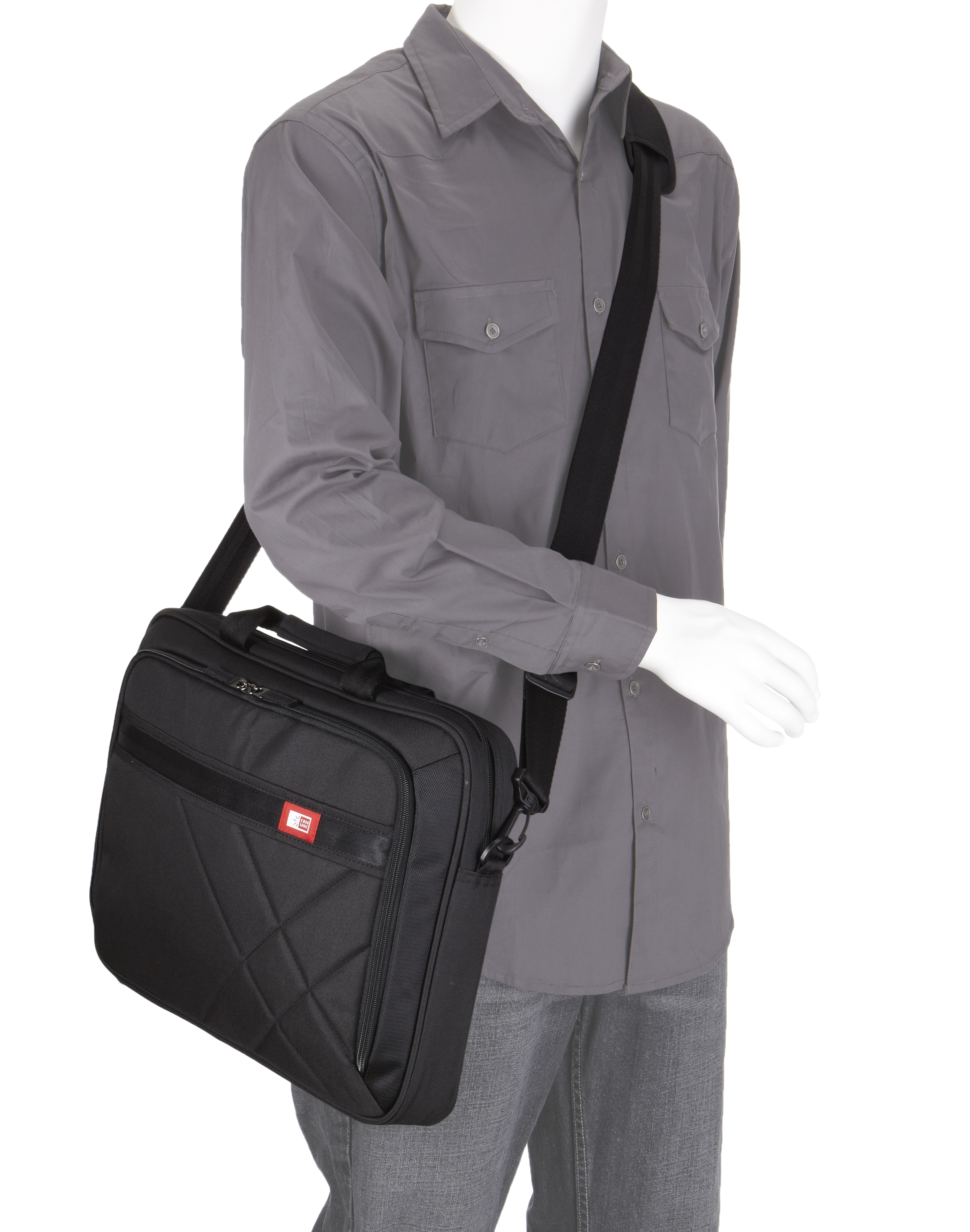 Un manichino con una camicia grigia e pantaloni neri, che tiene una borsa nera.