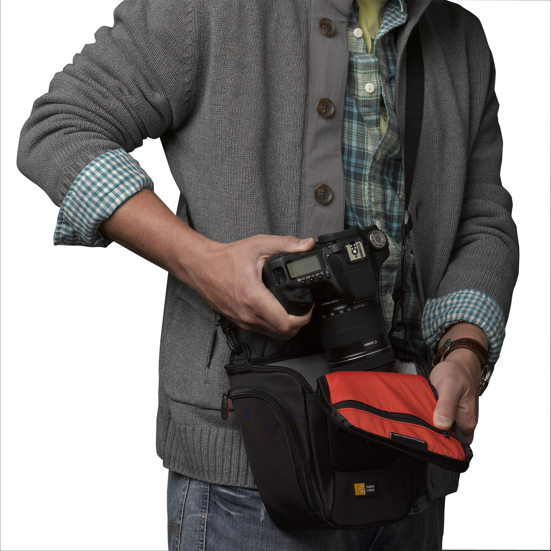Uomo che tiene una fotocamera DSLR in una borsa nera e rossa sulla spalla.