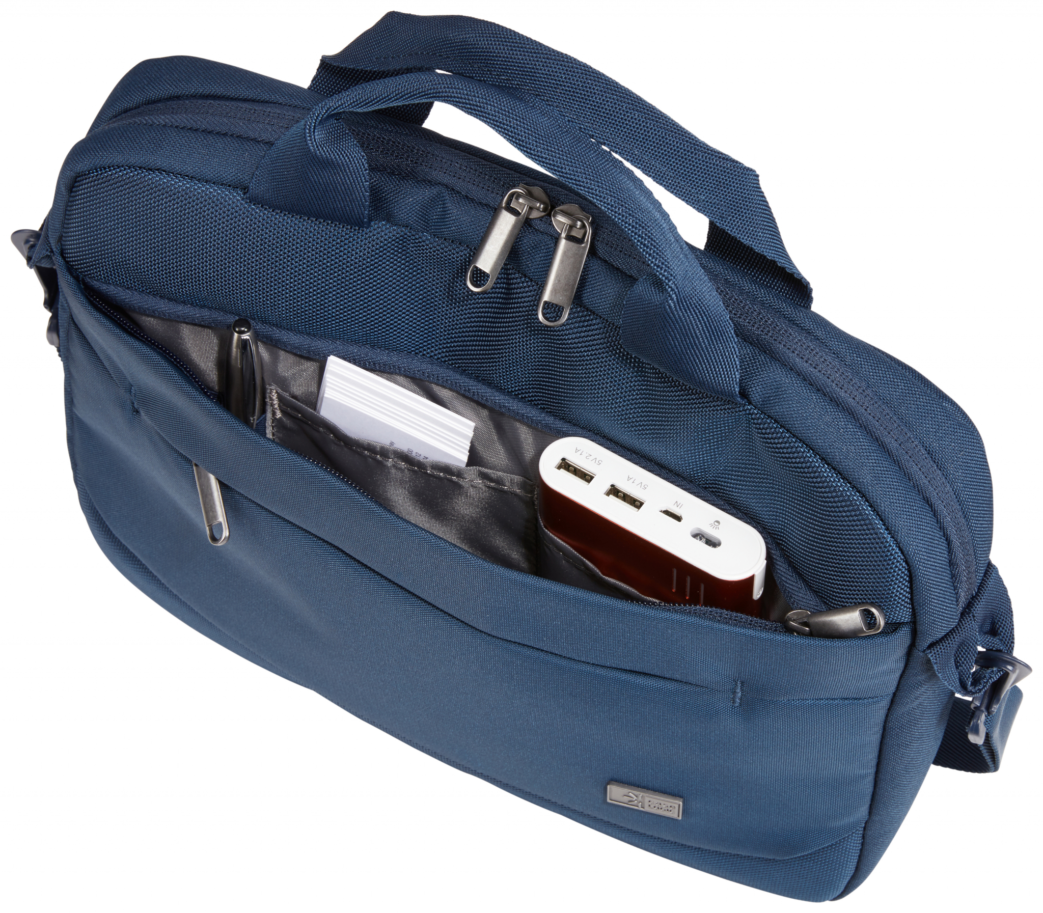 Open blauwe crossbodytas met meerdere vakken. Bevat een pen, kaarten en een powerbank. Witte achtergrond.