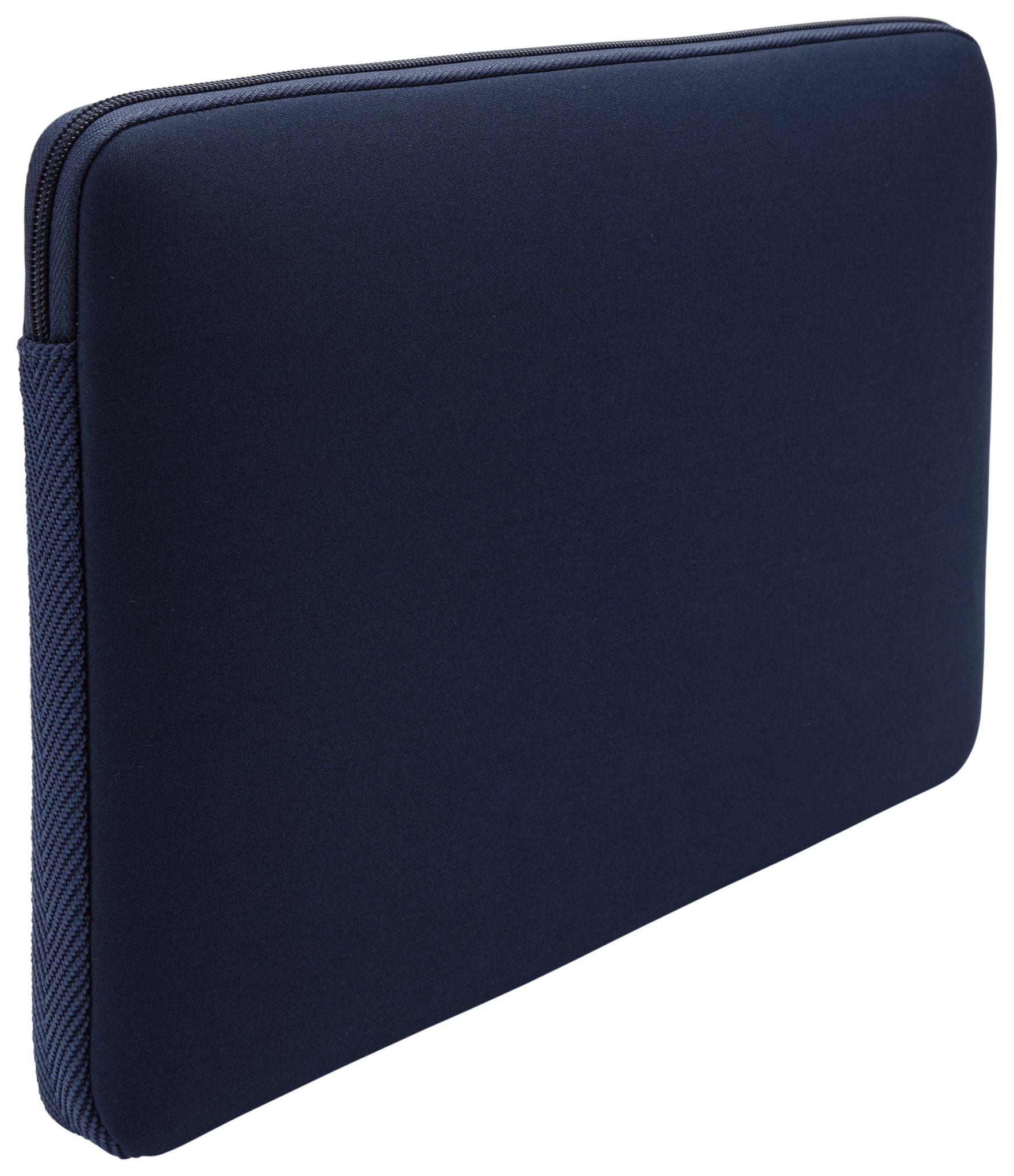 Una custodia per laptop blu navy con chiusura a zip sul lato sinistro, isolata su bianco.