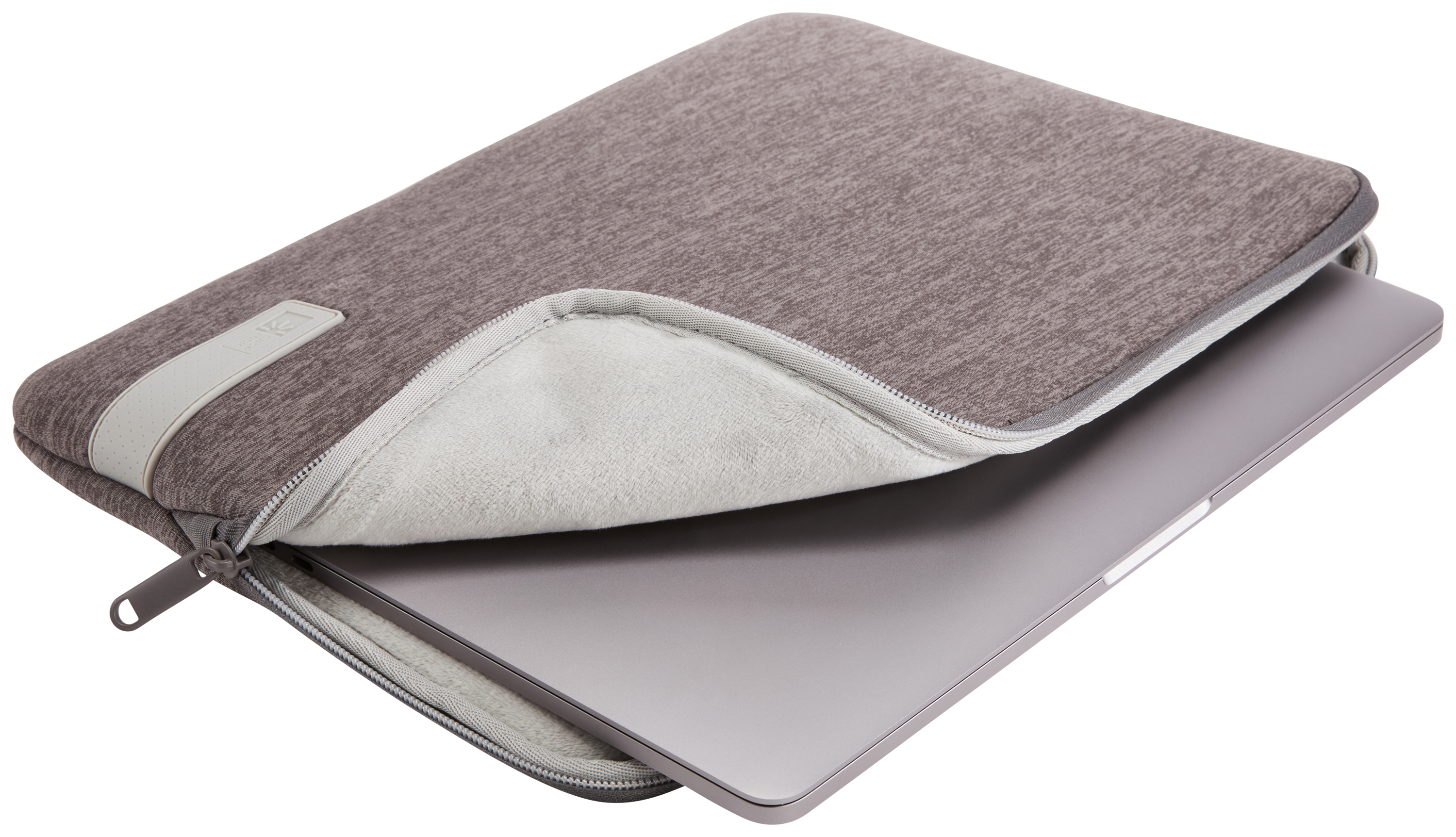 Laptop grigio all'interno di una custodia in tessuto grigio. La custodia è parzialmente aperta con una cerniera.