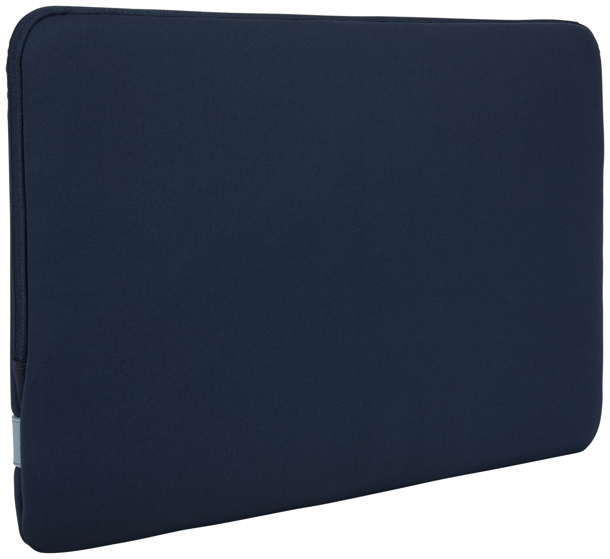 Una custodia per laptop blu navy. È rettangolare e i bordi sono cuciti. Lo sfondo è bianco.