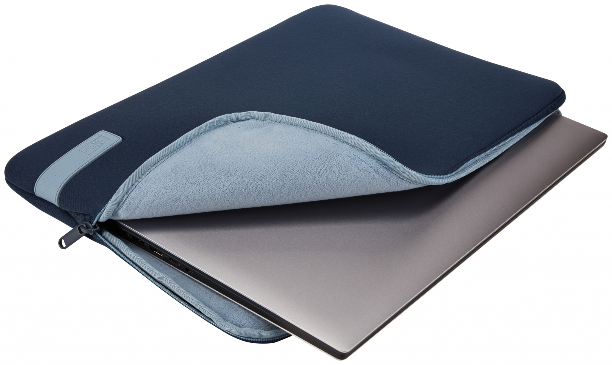 Custodia per laptop blu navy. Il laptop è parzialmente visibile all'interno con cerniera aperta. Interno azzurro.
