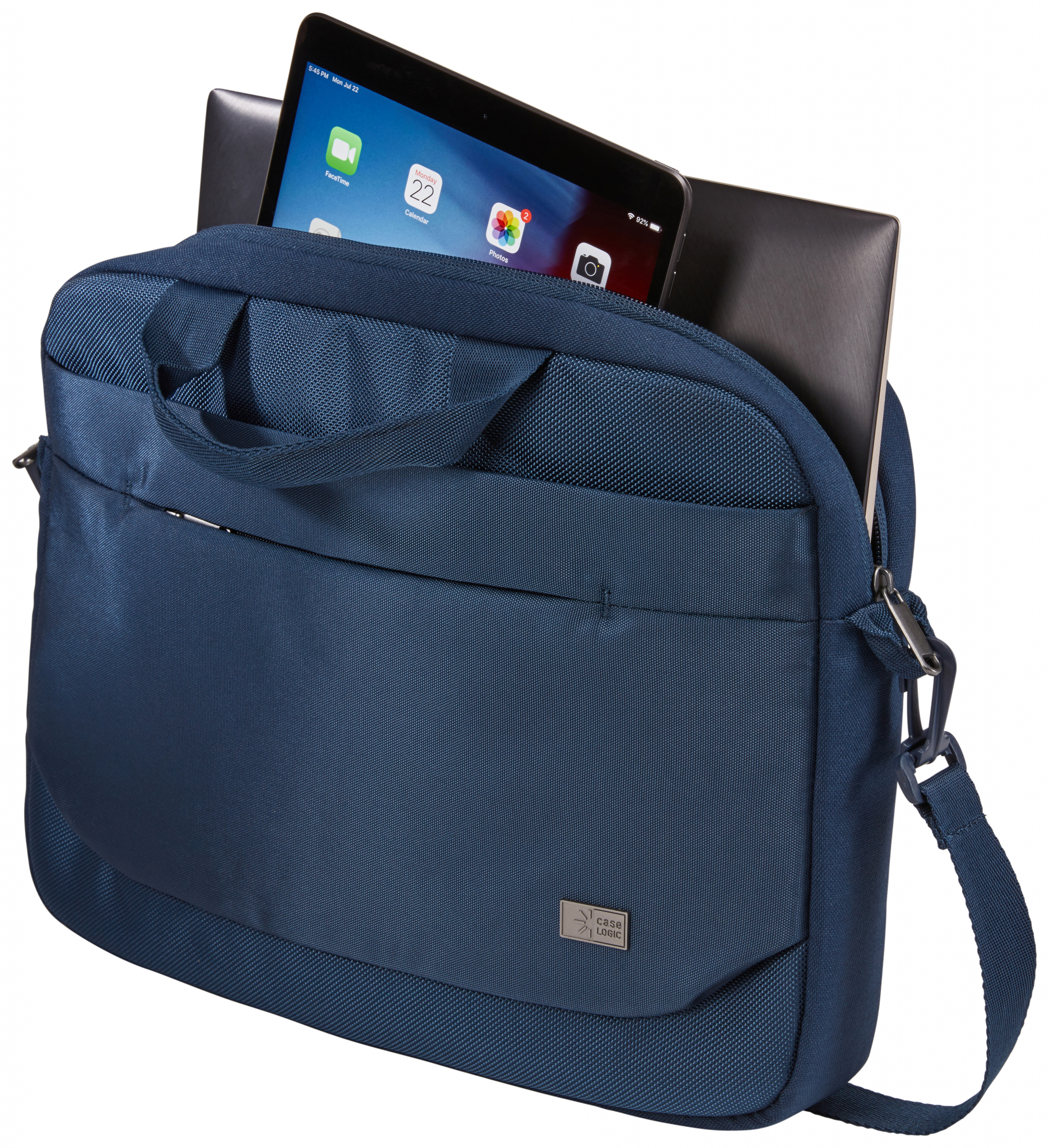 Una borsa blu con un iPad e un taccuino nero all'interno. Chiusura con cerniera. Sfondo bianco.