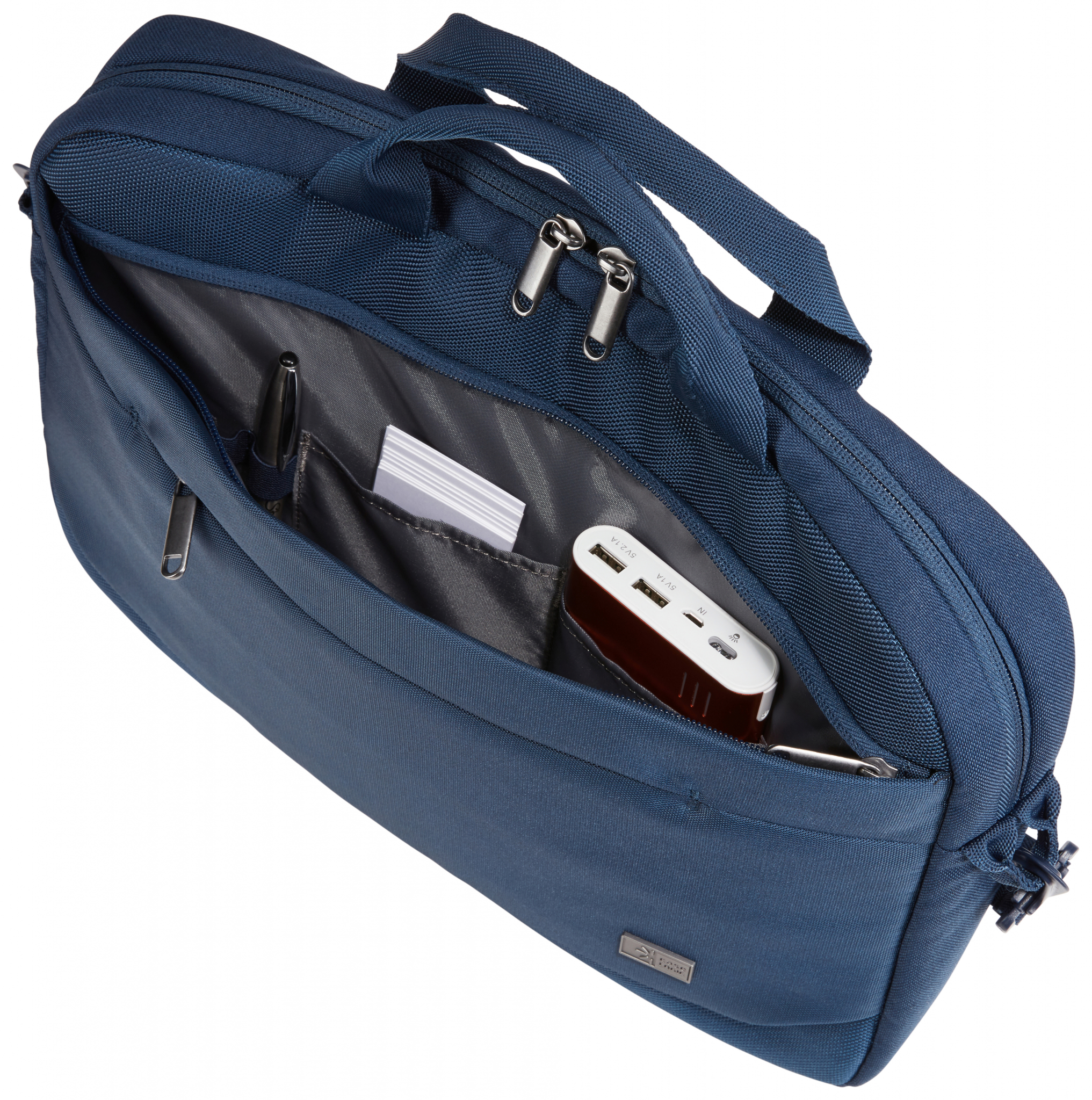 Valigetta blu aperta con penna, carte e un power bank all'interno.