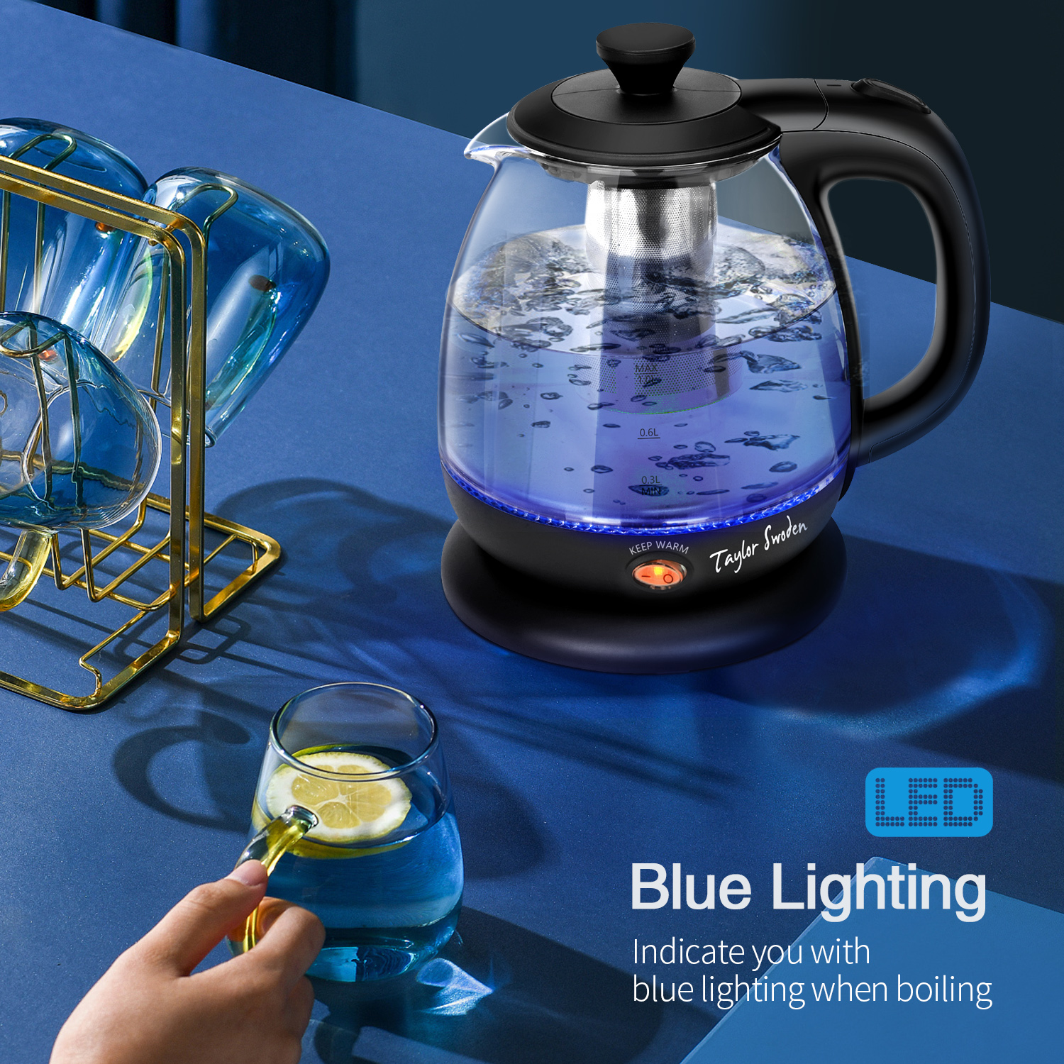 Ein elektrischer Glaskessel mit blau beleuchtetem Wasser. Text zeigt blaue Beleuchtung beim Kochen.