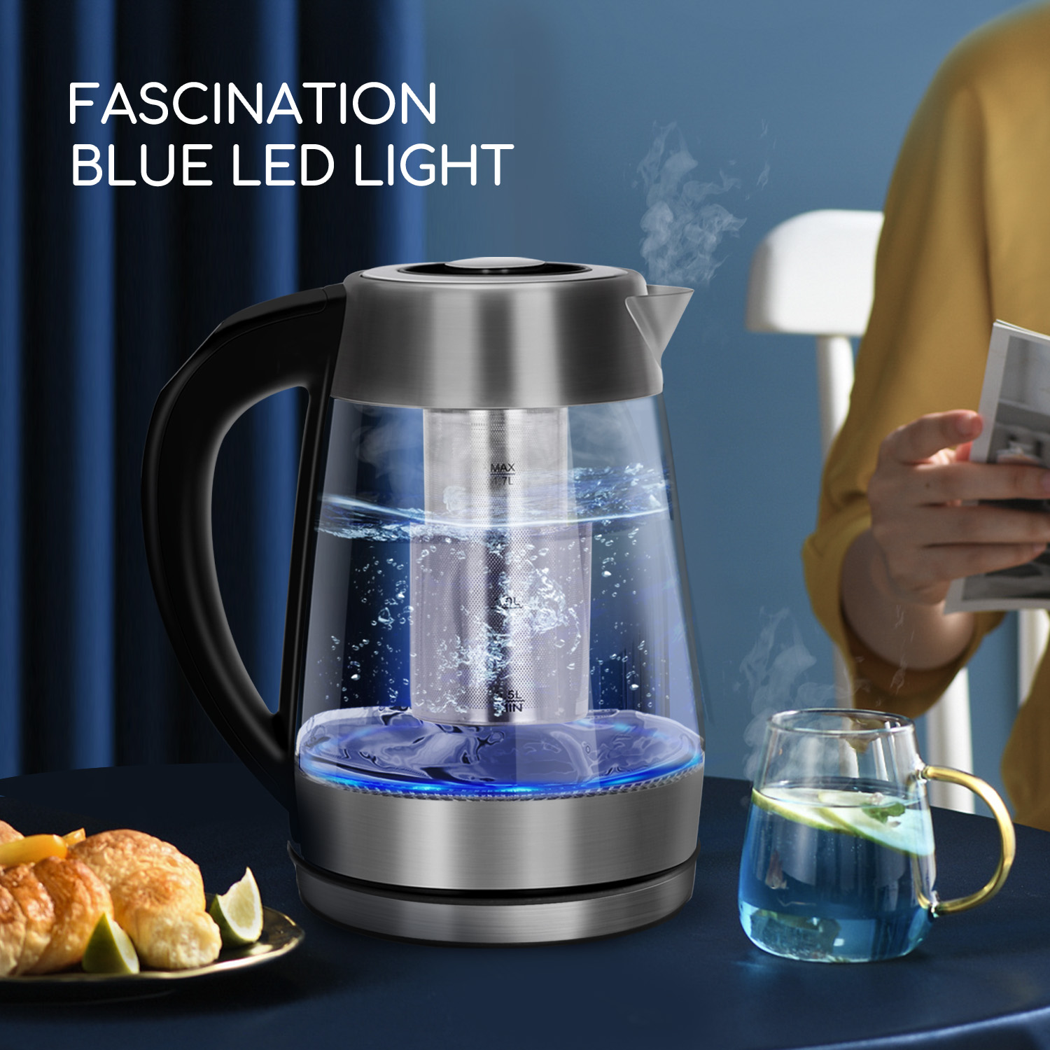 Glaskessel mit blauer LED, Tisch mit Getränken und Essen. Person liest, Hintergrund unscharf.