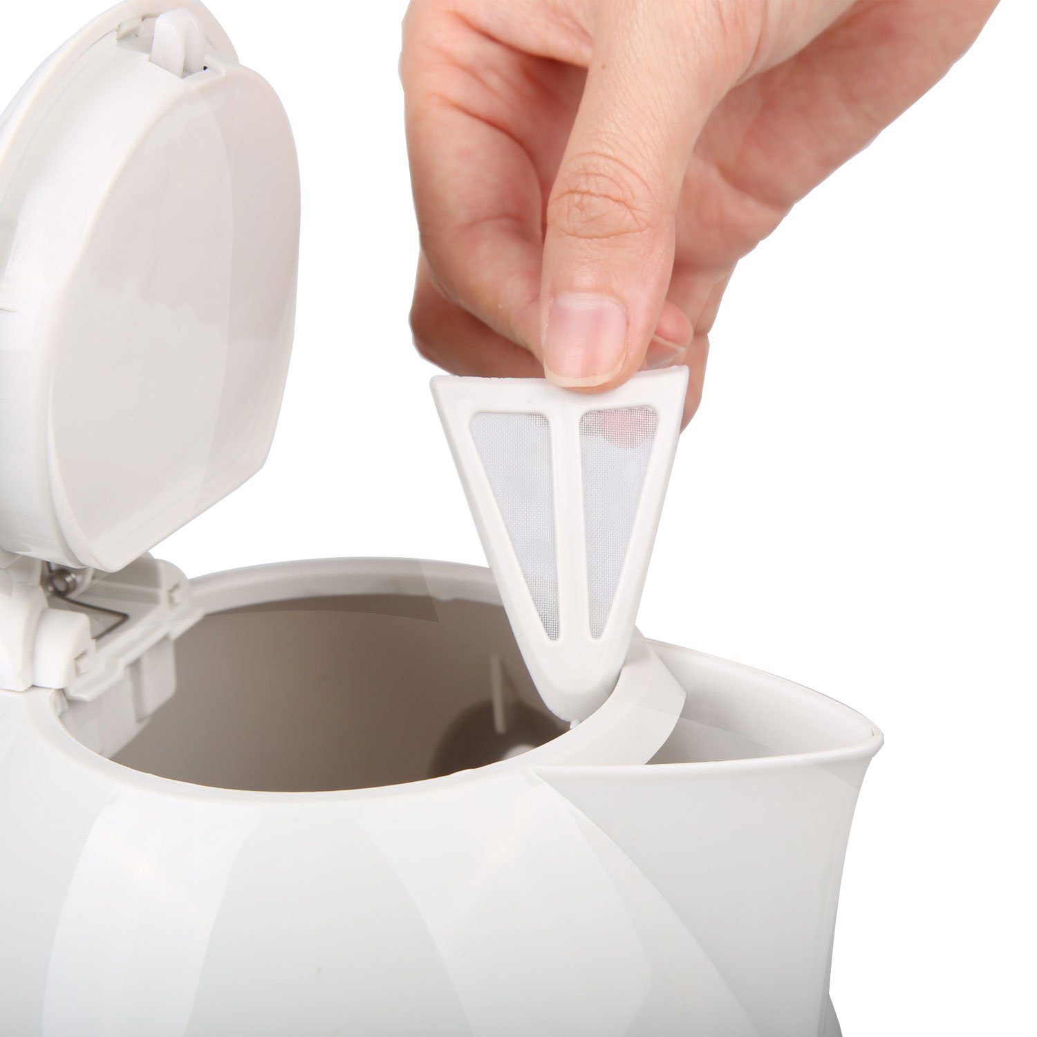 Ein weißer Wasserkocher, aus dem ein Filter von einer Hand entfernt wird.