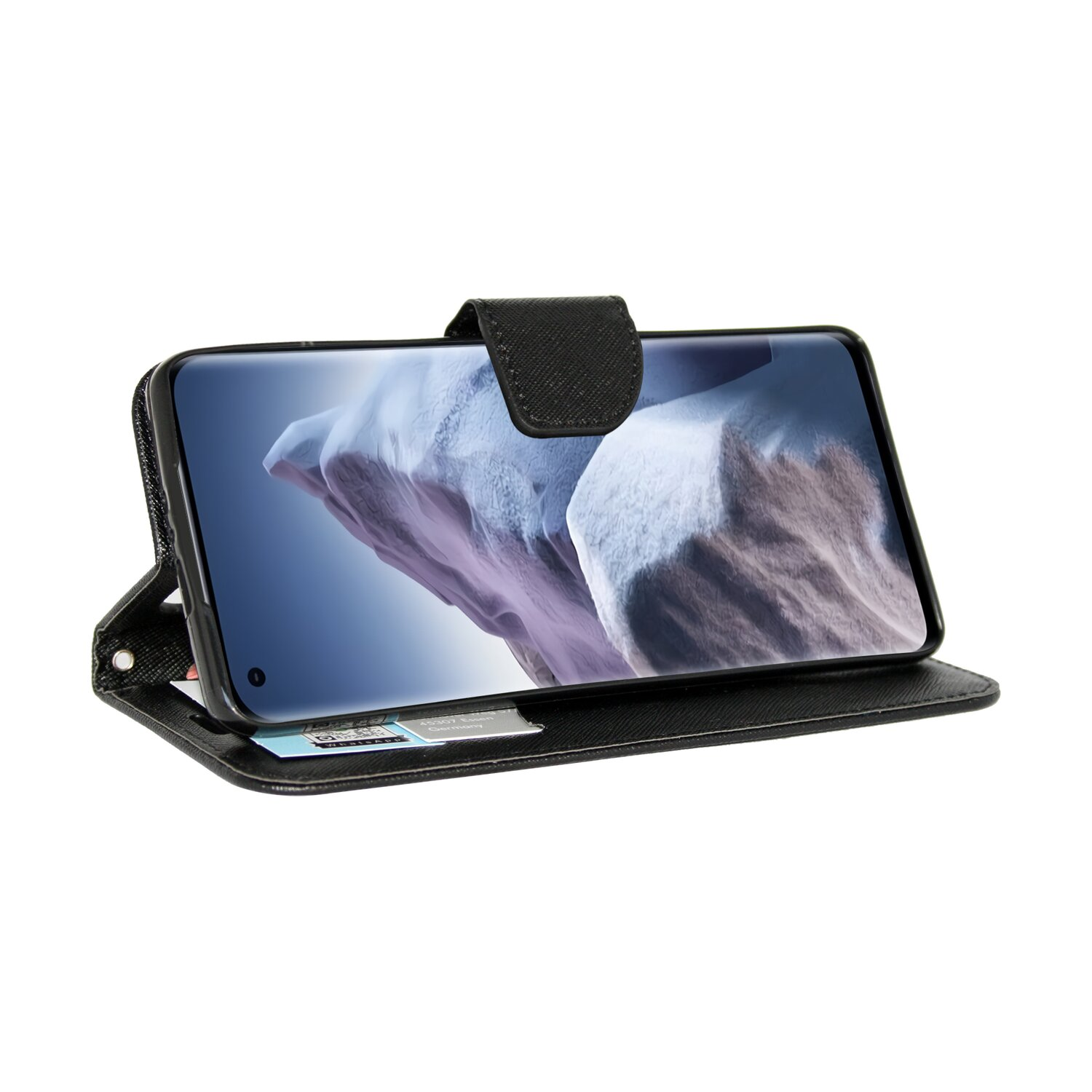 Telefon in schwarzem Etui, offen mit sichtbaren Karten. Weißer Hintergrund, Nahaufnahme.