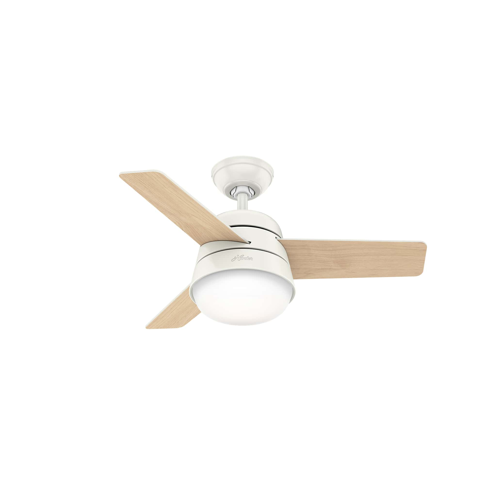 Weißer Deckenventilator mit Holzblättern. Er hat eine Leuchte am Boden. Der Hintergrund ist weiß.