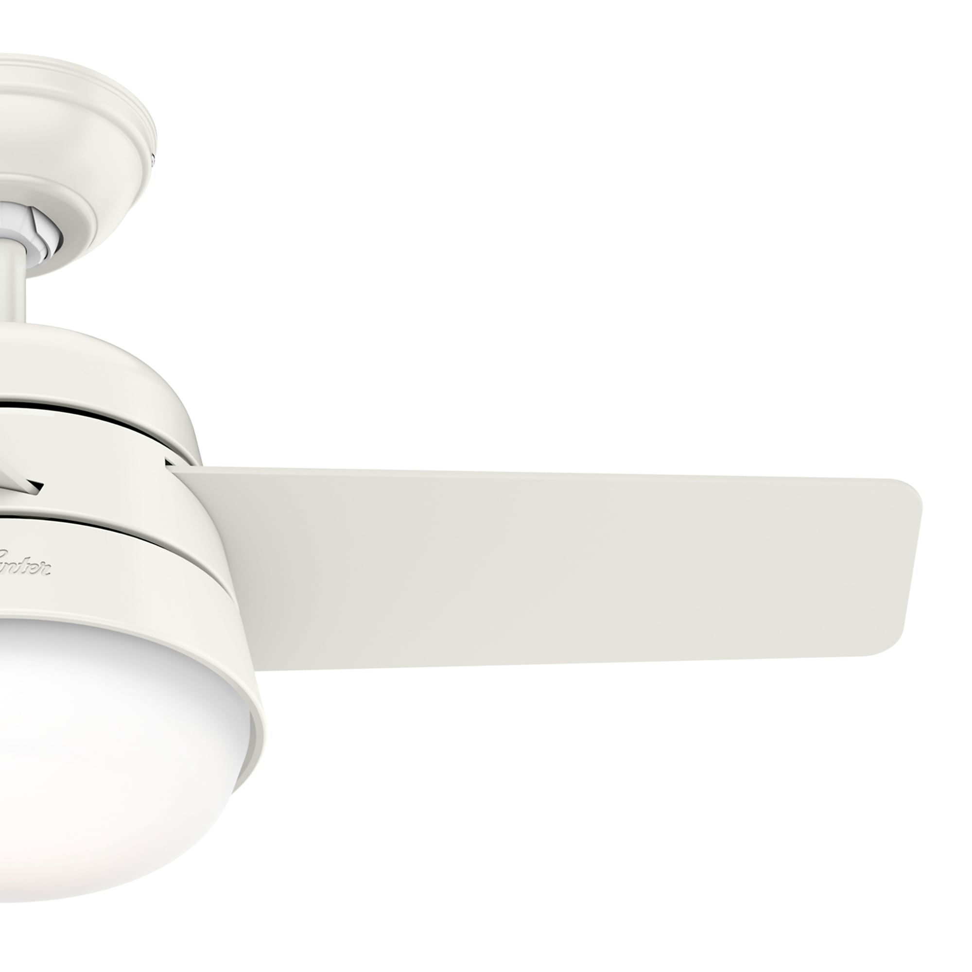 Weißer Deckenventilator, eine Lamelle sichtbar. Ein Licht ist am Ventilator.
