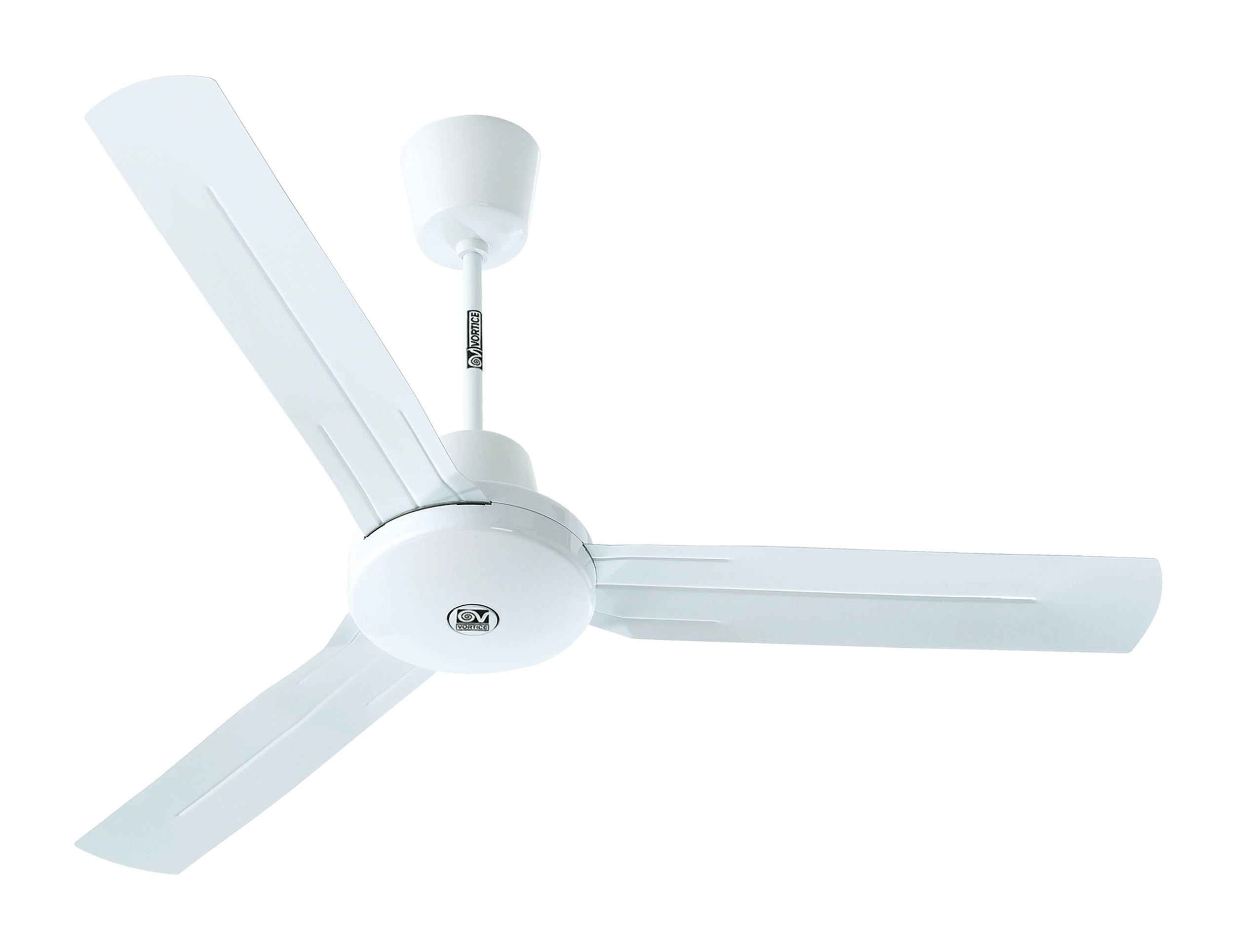 Weißer Deckenventilator mit drei Flügeln und einer weißen Stange. Weißer Hintergrund.