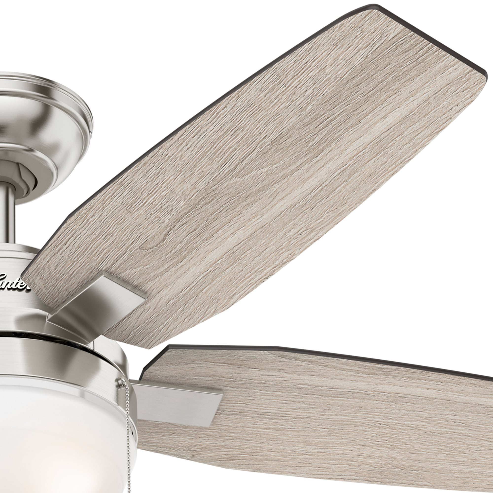 Deckenventilator mit hellfarbigen Holzflügeln und silbernen Akzenten.