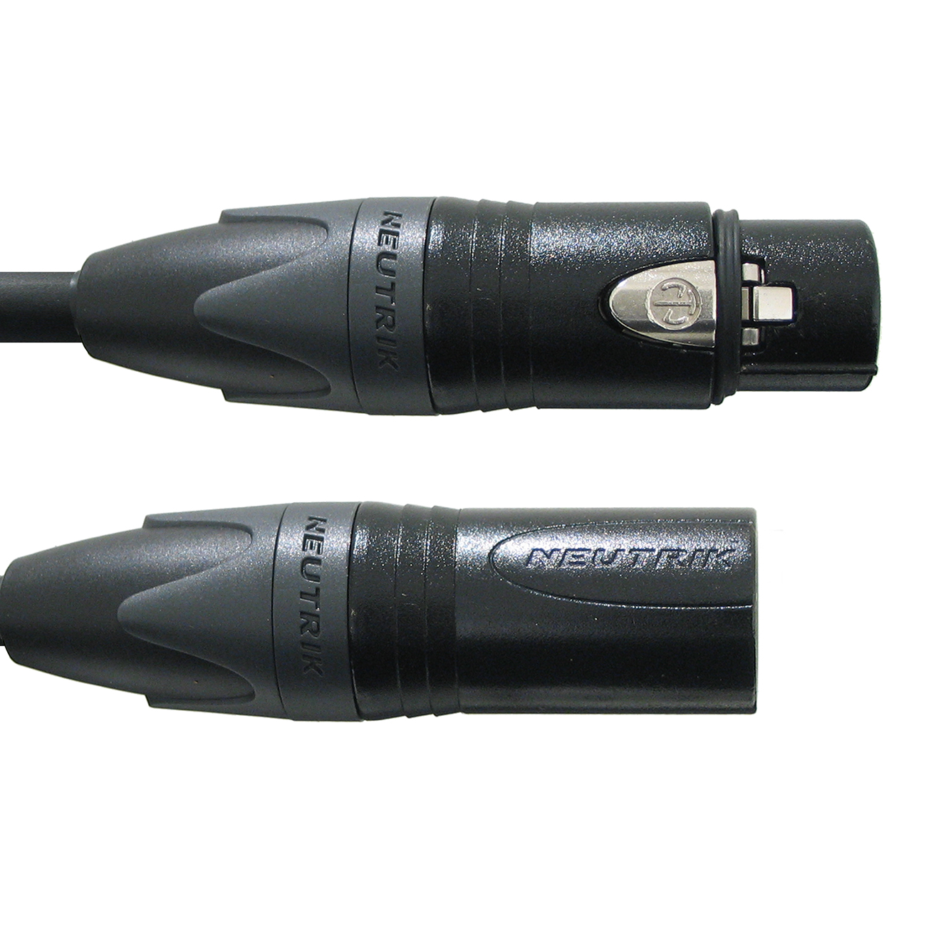 Deux connecteurs XLR noirs sur fond blanc. L'un est connecté à un câble.