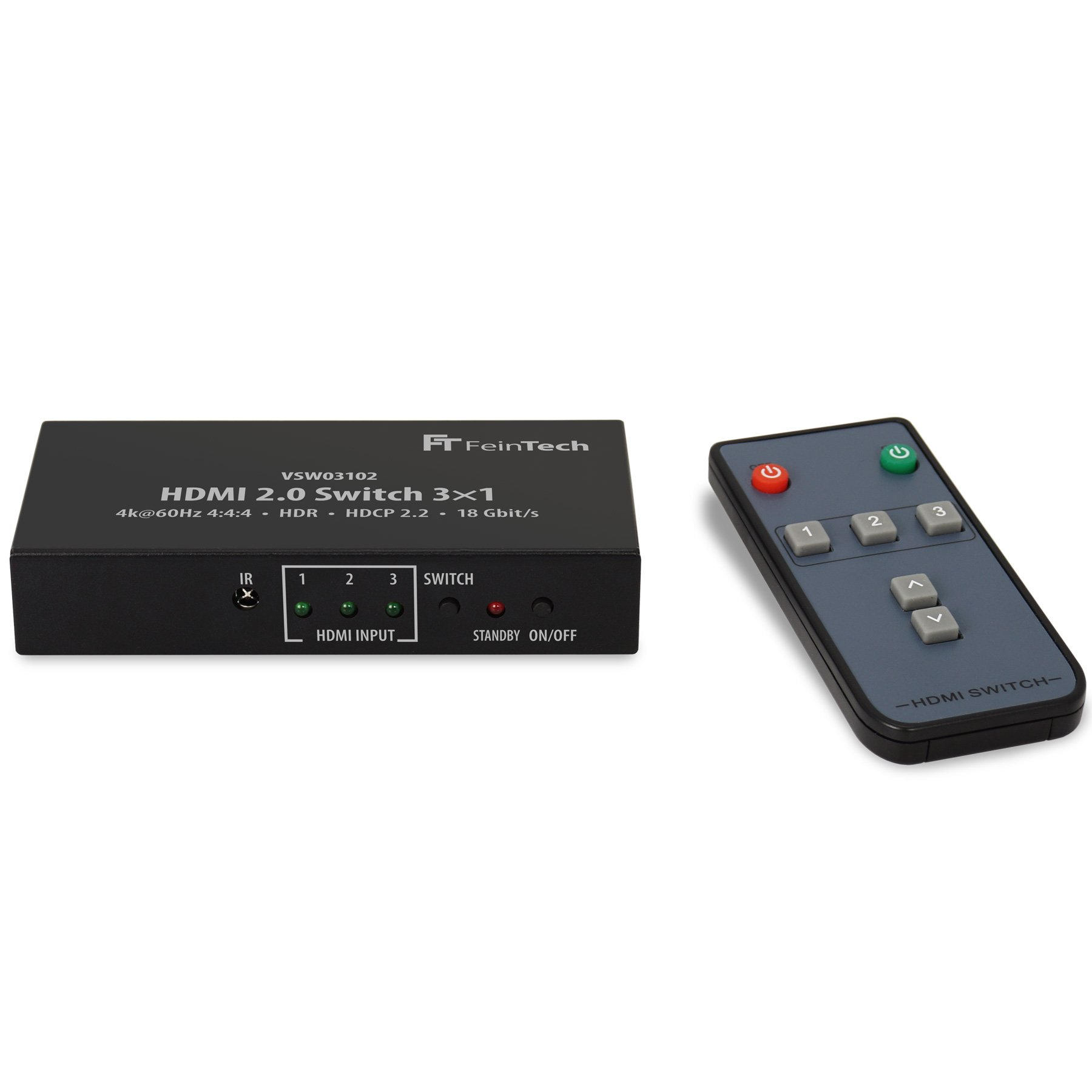 Switch HDMI nero e telecomando. Lo switch ha ingressi, uscite e pulsante standby. Sfondo bianco.
